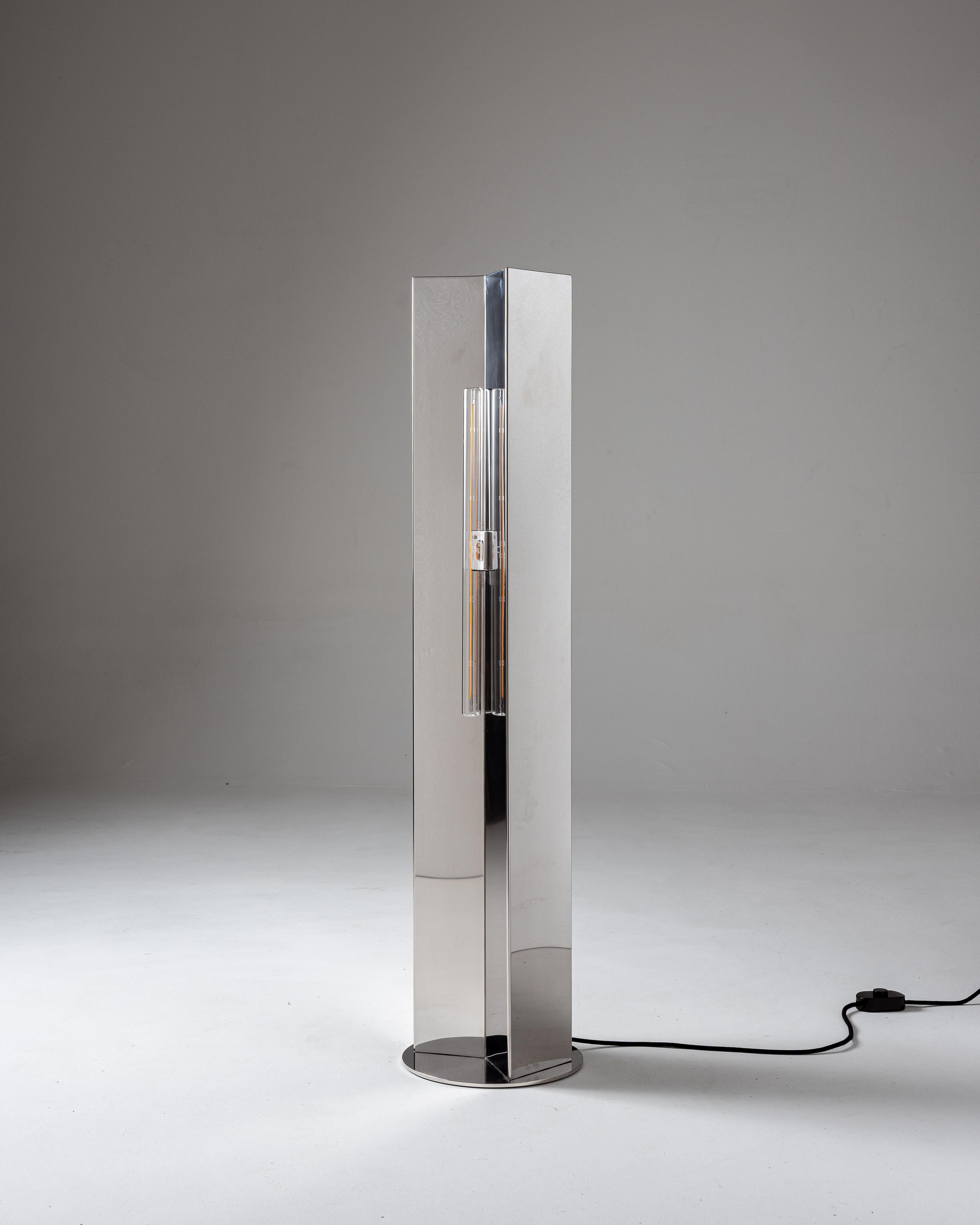 Lámpara de pie Arrow 120 de acero pulido, de Violaine d'Harcourt. Hecho a mano en Lisboa, Portugal.
La colección Arrow ofrece una gama de soluciones de iluminación contemporáneas, como un candelabro, un aplique de pared y una lámpara de pie