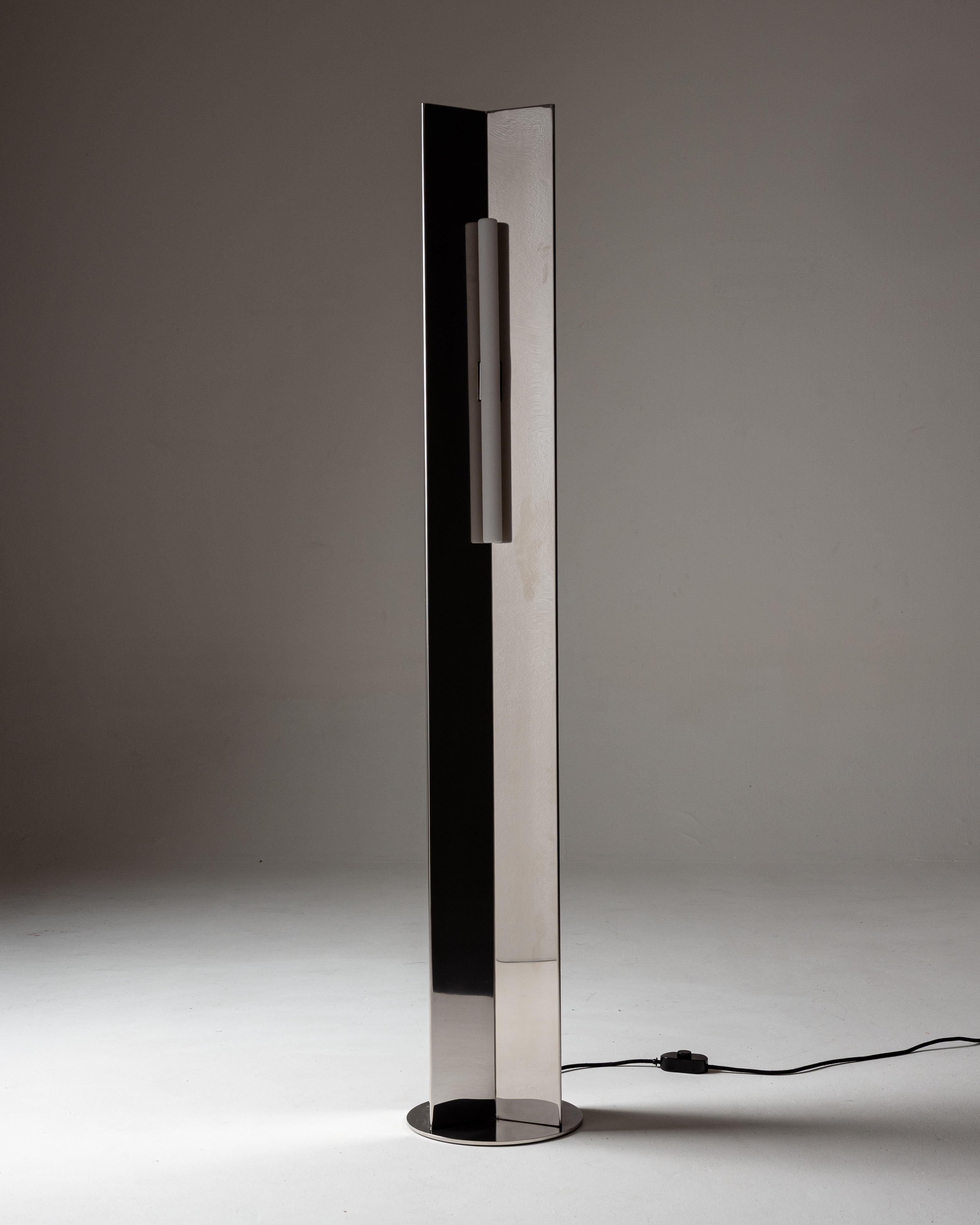 Lámpara de pie Arrow 158 de acero pulido, de Violaine d'Harcourt. Hecho a mano en Lisboa, Portugal.
La colección Arrow ofrece una gama de soluciones de iluminación contemporáneas, como un candelabro, un aplique de pared y una lámpara de pie