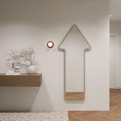 Arrow 7 Mini – Skulpturaler Spiegel, in individuellen Farben und Größen erhältlich bei oitoproducts