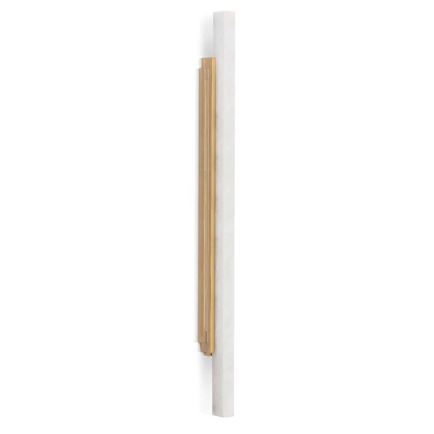 Lampada da parete Arrow Alabastro con struttura in legno massiccio 
in ottone con finitura lucida e diffusore in alabastro.