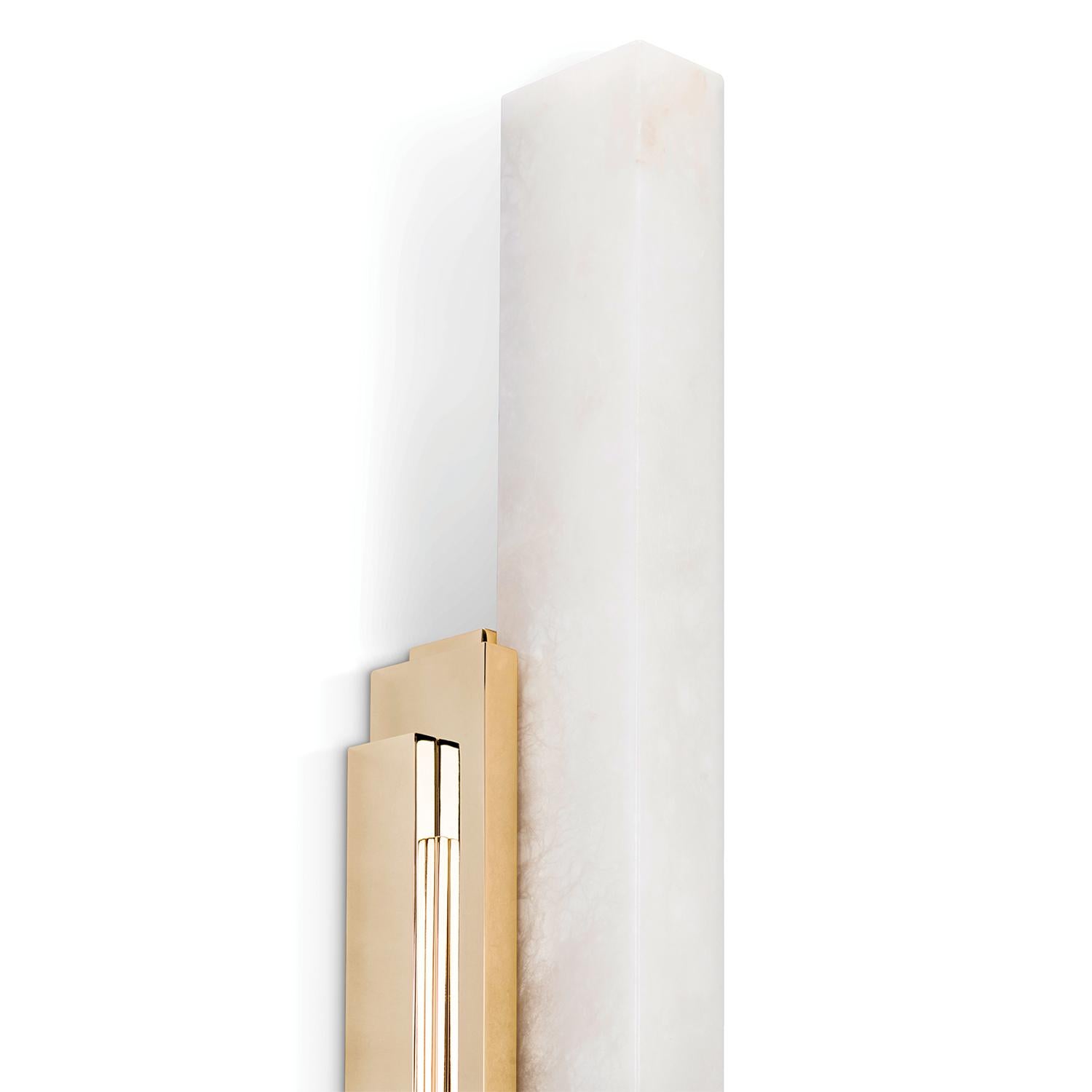 Ottone Lampada da parete alta Arrow in alabastro in vendita
