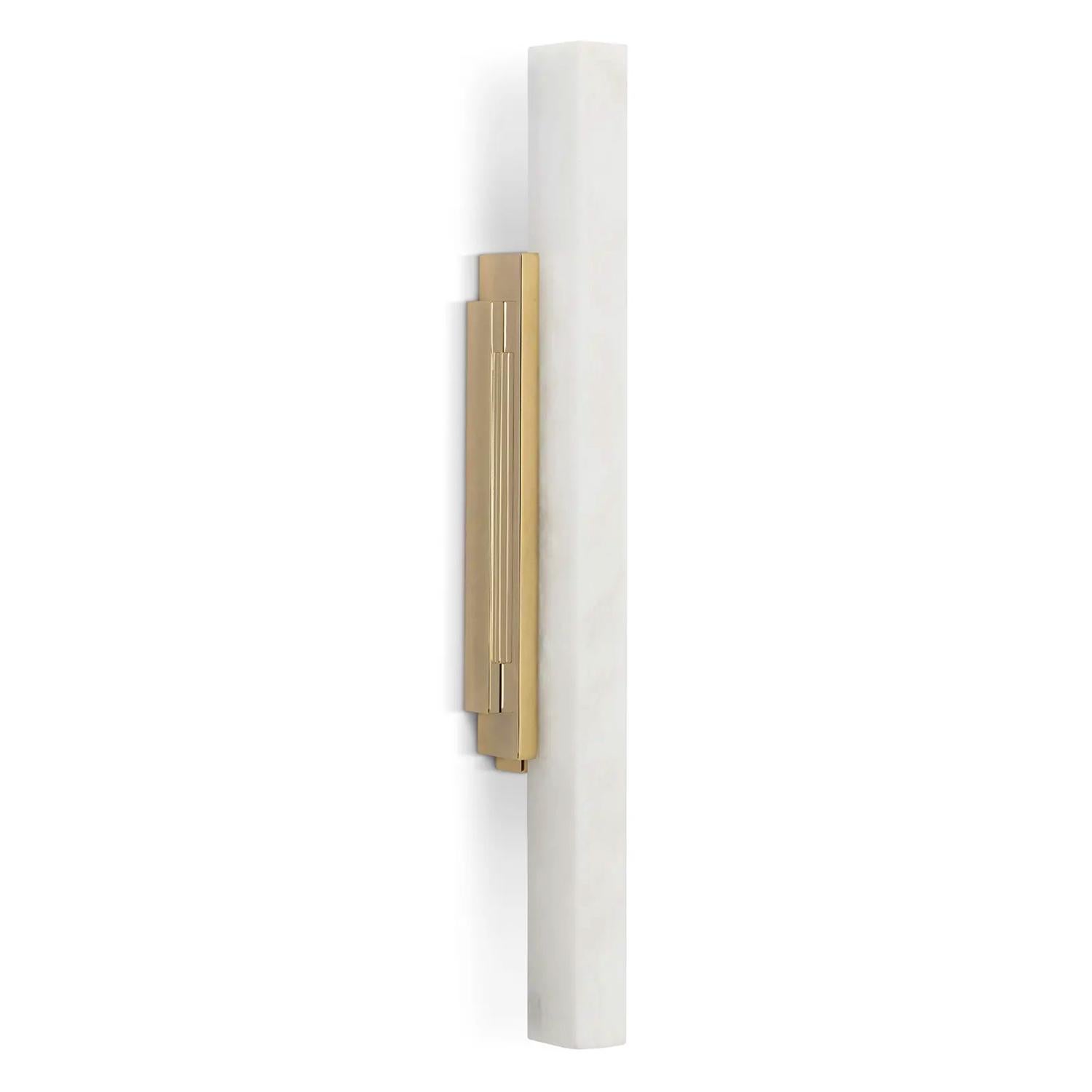 Lampada da parete  Arrow Alabastro con struttura in massello 
in ottone con finitura lucida e diffusore in alabastro.
