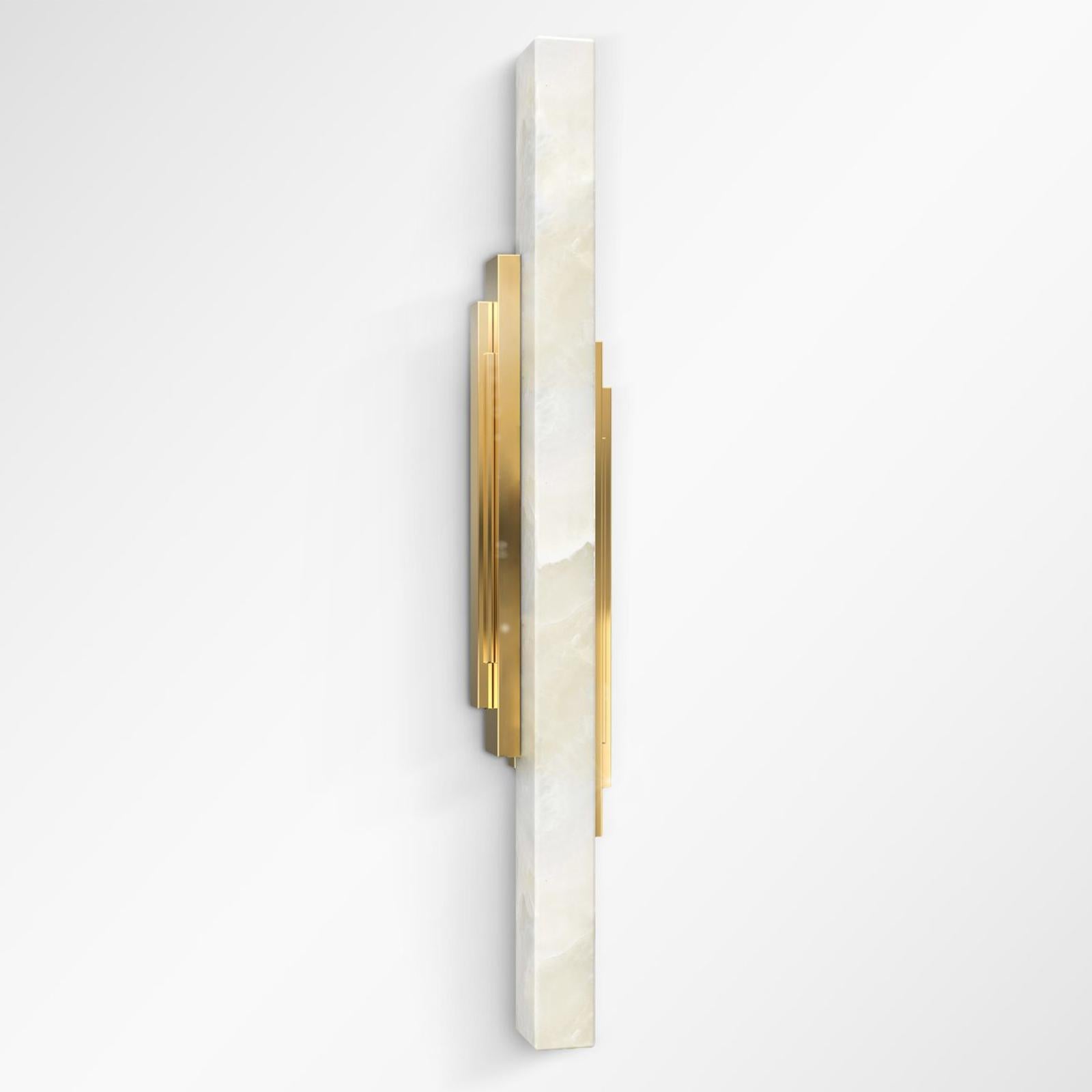 Ottone Lampada da parete in alabastro Arrow in vendita