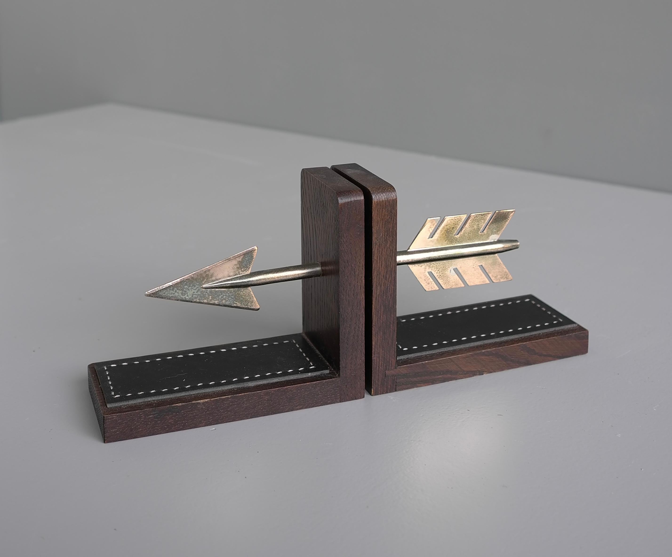 Arrow Brass and Wood Bookends with Hand Stiched Leather, France 1960's In Good Condition For Sale In Den Haag, NL