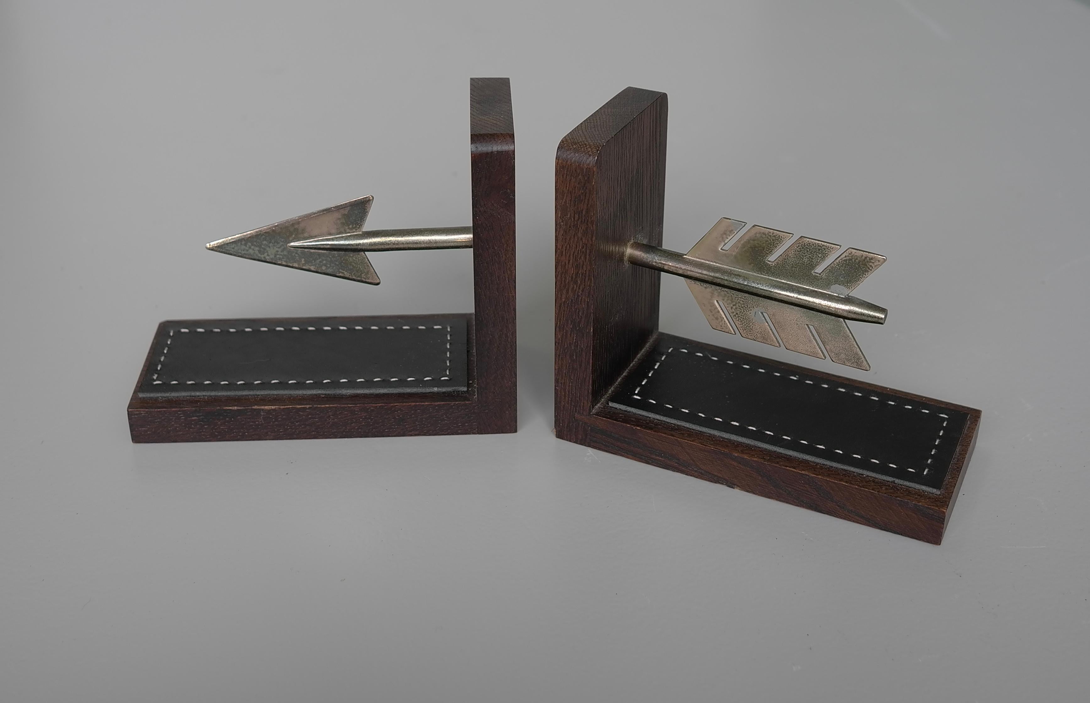 Arrow Bücherstützen aus Messing und Holz mit handgesticktem Leder, Frankreich 1960er Jahre im Angebot 1
