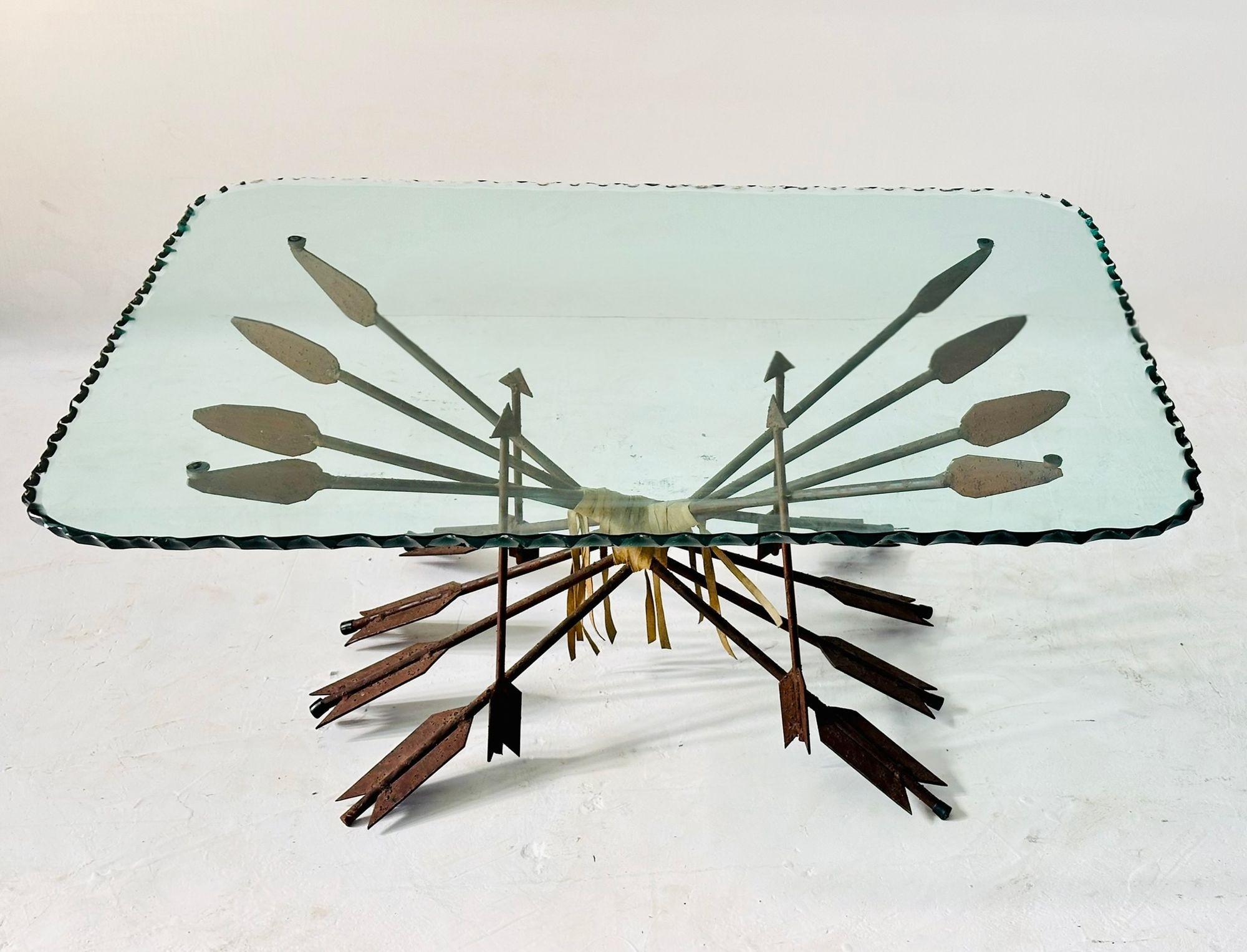 Arrow Couchtisch mit schönem patiniertem und geschliffenem Glas, 1940 Frankreich.  Original.  Die Mitte des Tisches ist mit Rohhautbändern versehen.
Maße 17,5