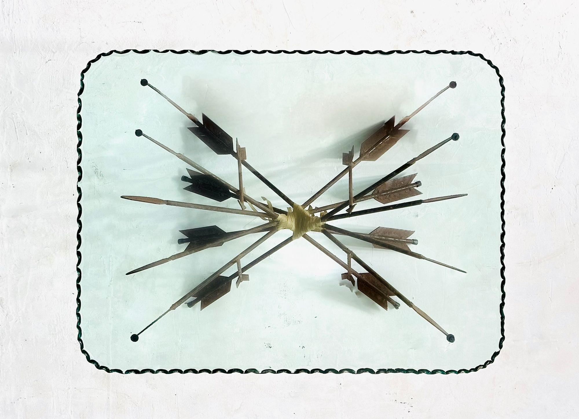 Arrow Couchtisch mit geschliffenem Glas, 1940er Jahre Frankreich (Mitte des 20. Jahrhunderts) im Angebot