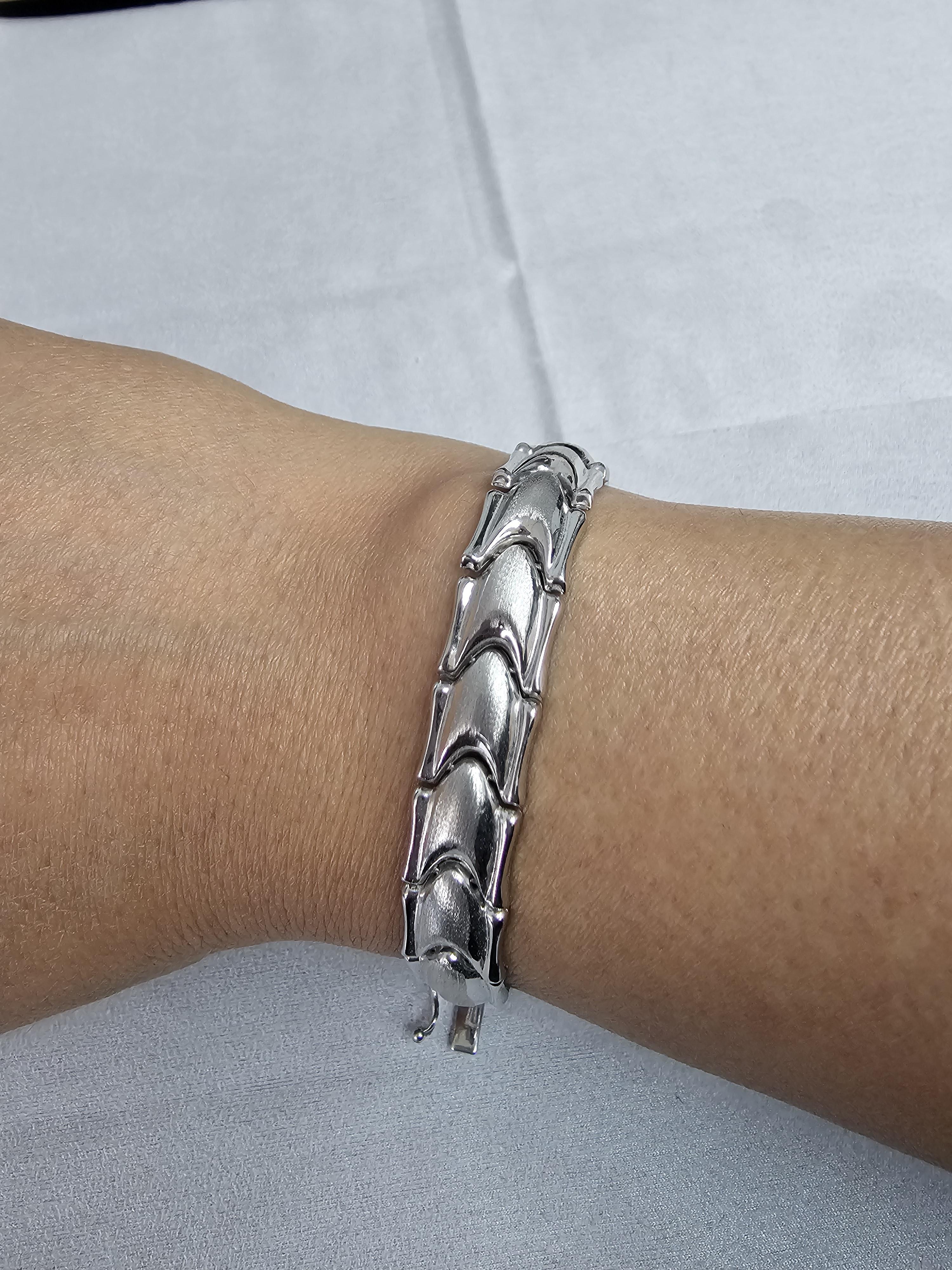 ♥ Sommaire du produit ♥

Détails : Bracelet en satin brossé de type Arrow Design/One 
Métal : Or blanc 14k
Poids : 15 grammes
Largeur : 10 mm
Longueur : 7 pouces

Le bracelet est en or massif 14k, il n'est ni rempli ni plaqué.