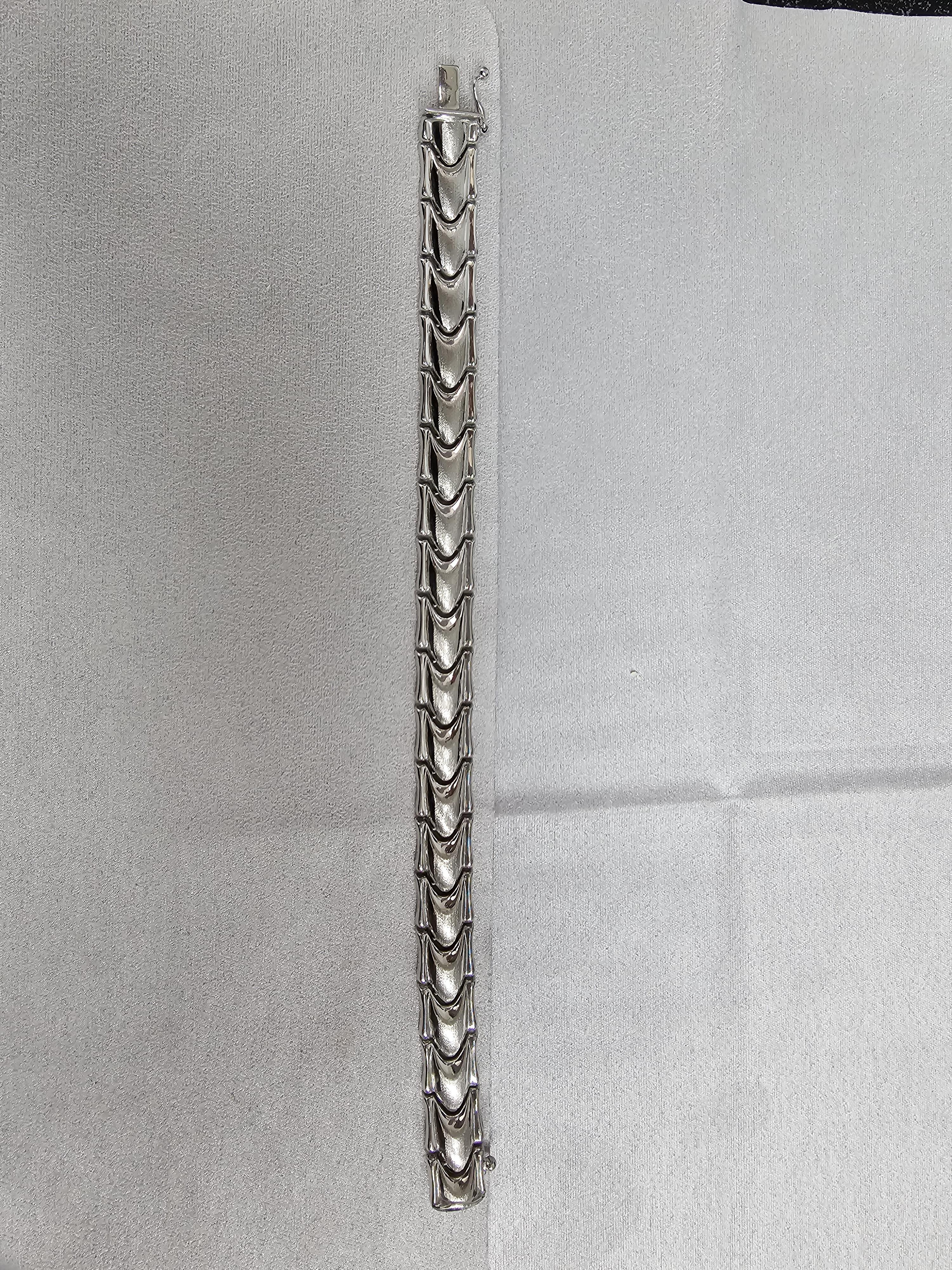 Arrow Design/One Bracelet en satin brossé or blanc 14k Neuf - En vente à Sugar Land, TX