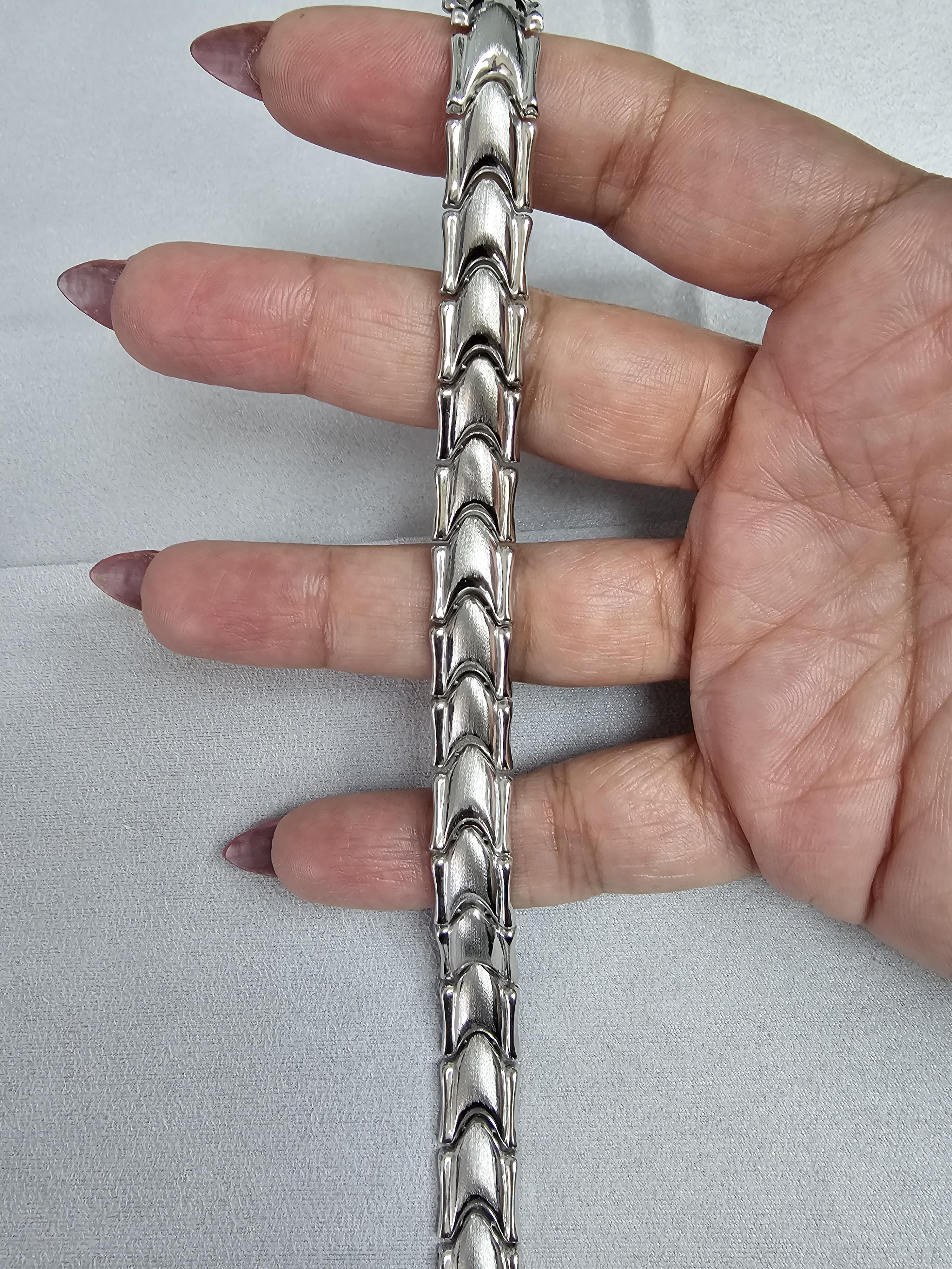 Arrow Design/One Bracelet en satin brossé or blanc 14k Unisexe en vente