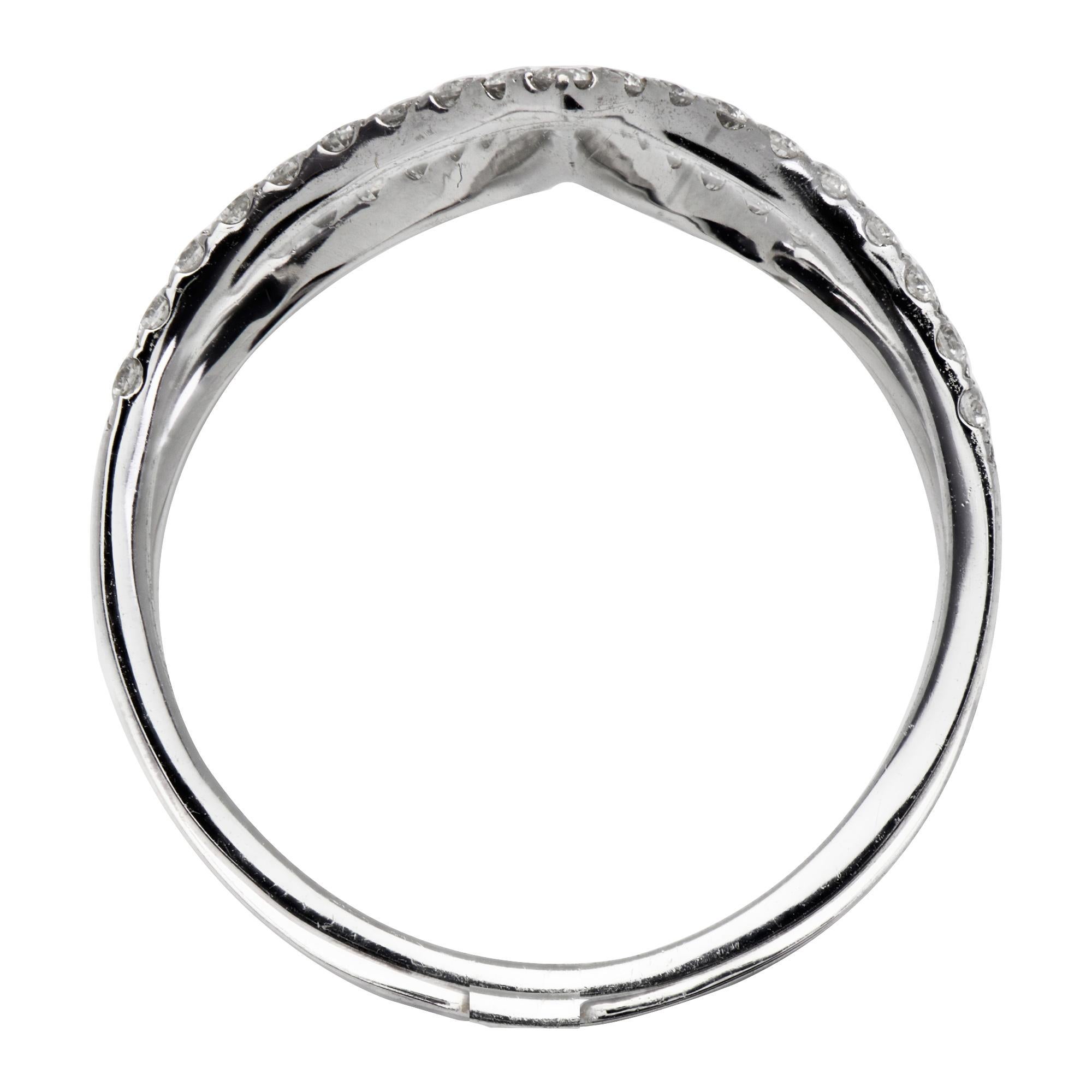 Dieser lustige und stilvolle Ring besteht aus 2,7 Gramm 18 Karat Weißgold. Das Gold ist mit 50 runden Diamanten der Farbe VS2, G von insgesamt 0,5 Karat besetzt. Dieser Ring kann auf beide Arten getragen werden und ist das perfekte Accessoire.