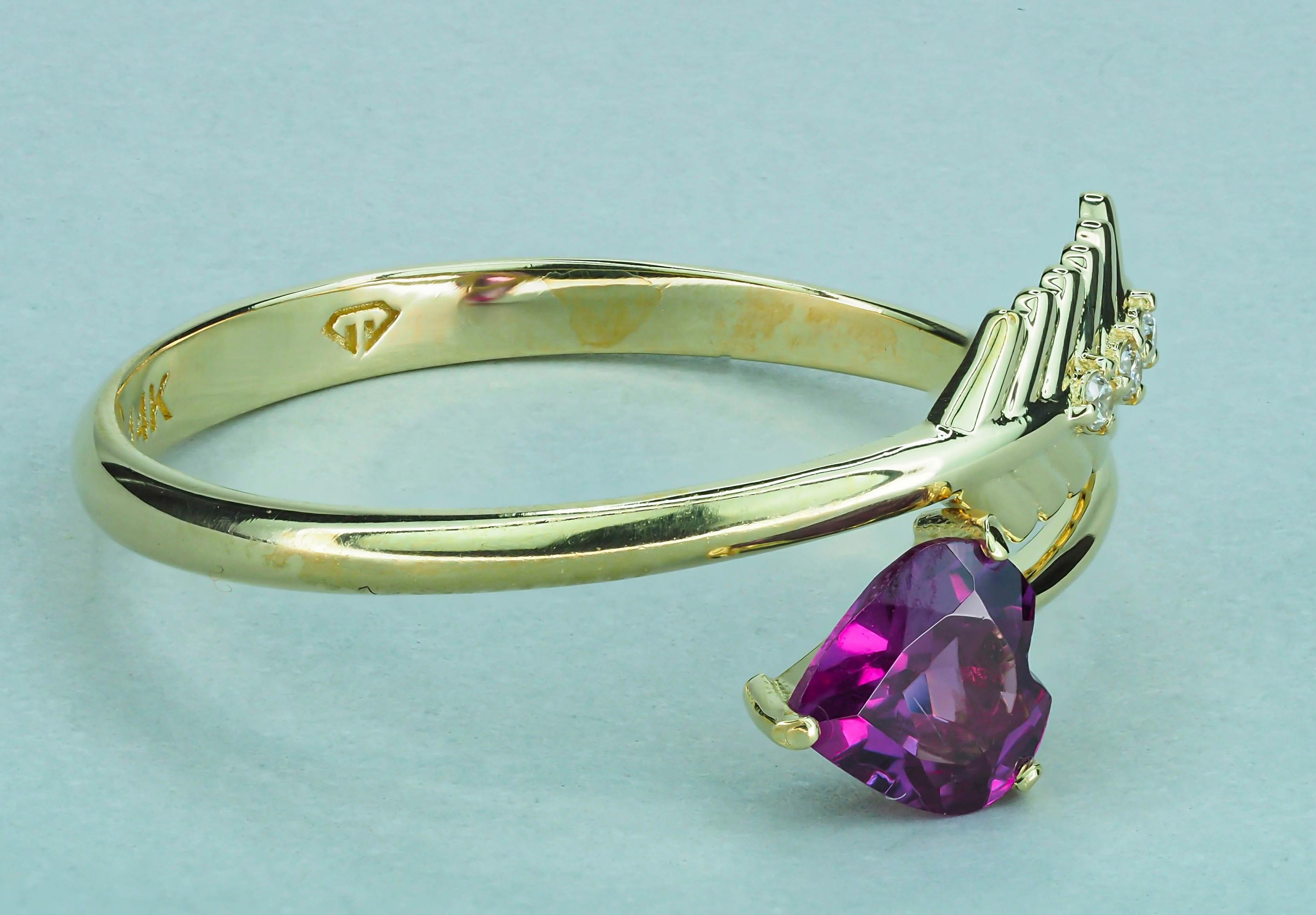 Modern Arrow garnet 14k gold Ring.  For Sale