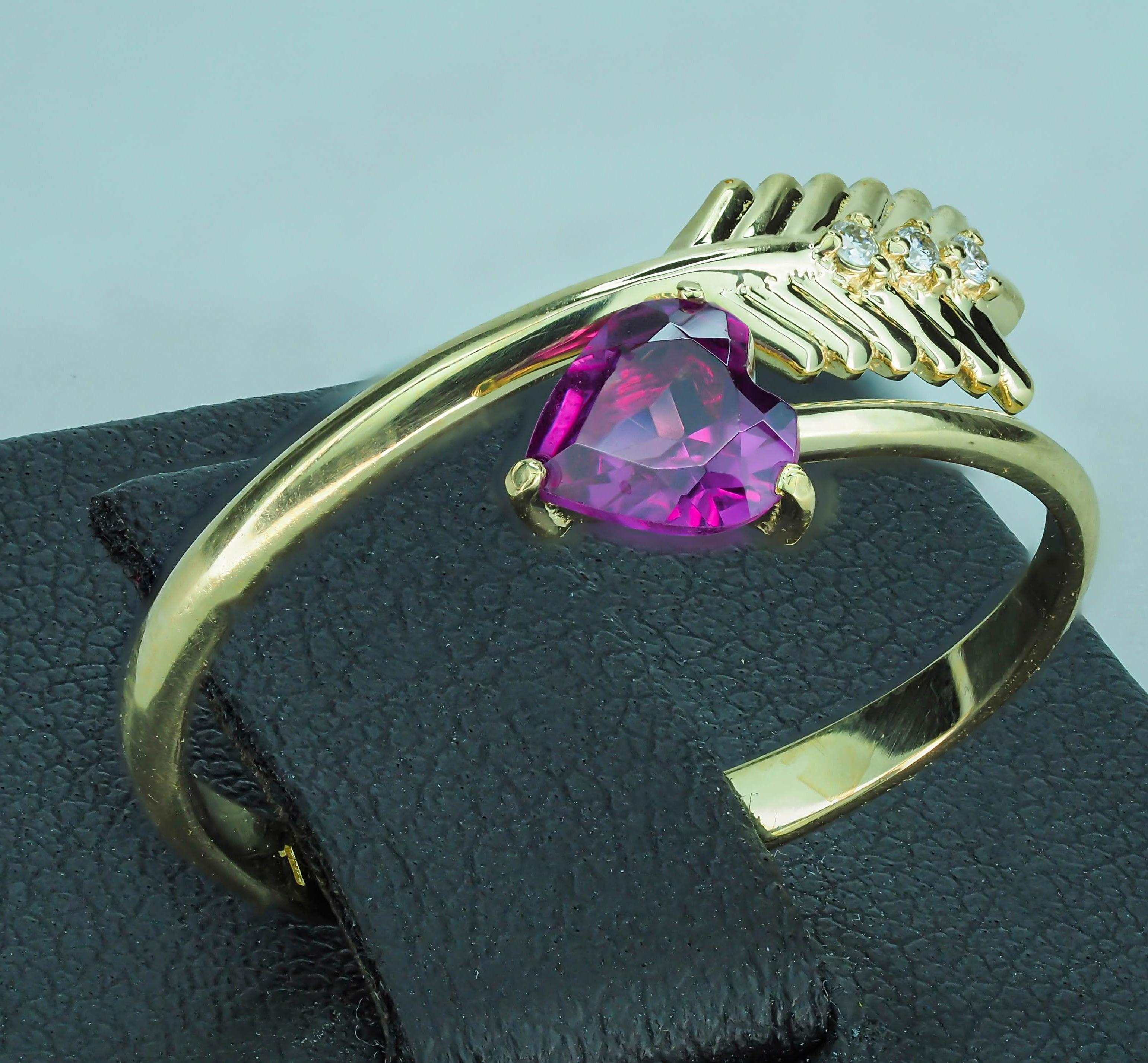 Women's Arrow garnet 14k gold Ring.  For Sale