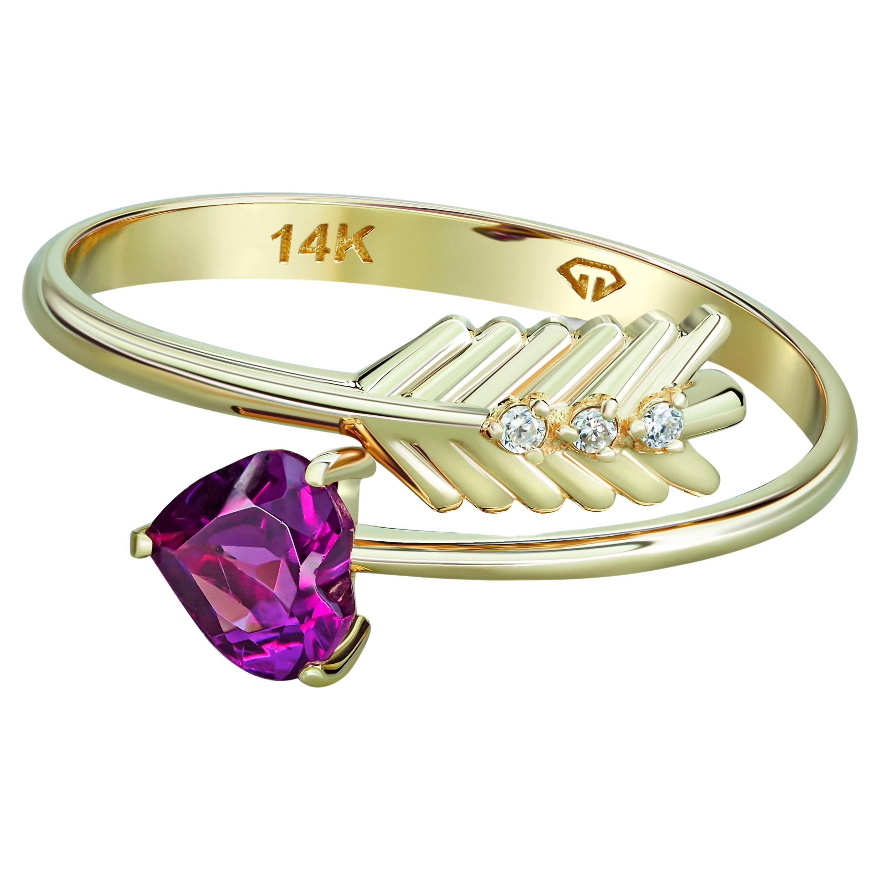 Arrow garnet 14k gold Ring.  For Sale