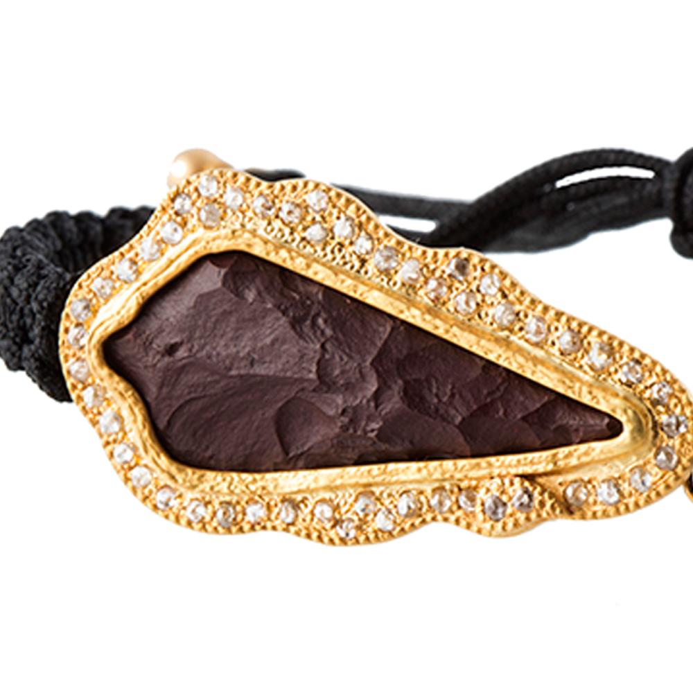 Contemporary Arrow Head Black Bracelet in 20K Yellow Gold with Agate and Diamonds