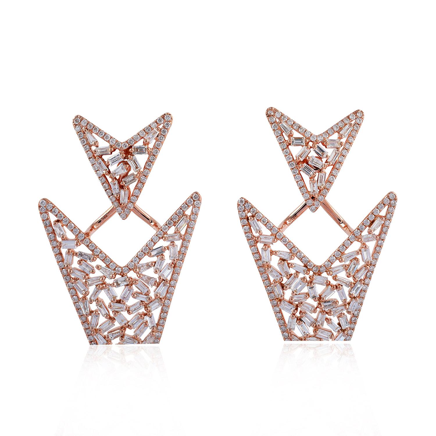 Art Deco Arrow Shaped 18k Gold Dangle Earrings Set In Baguette Diamonds For Sale