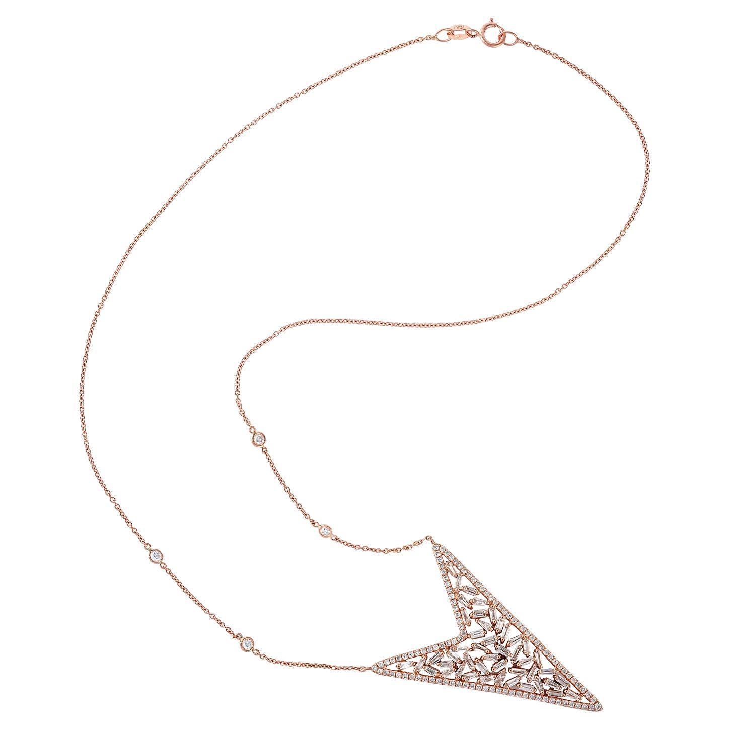 Collier en or rose 18 carats avec pendentif en diamant baguette en forme de flèche en vente