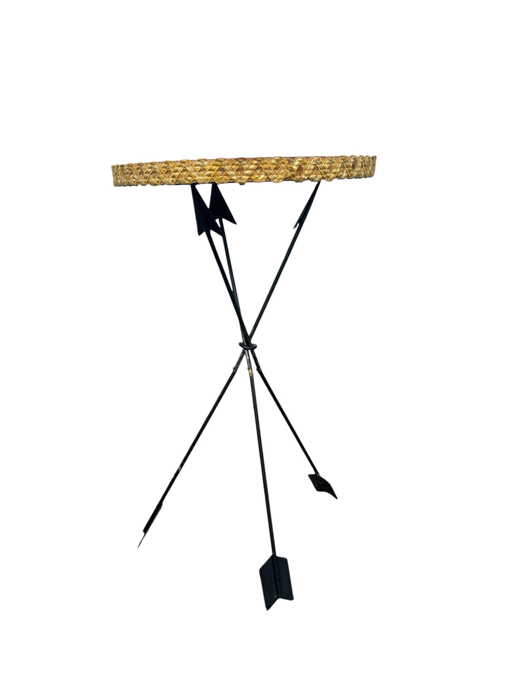 Charming and emblematic of 1950s design, this side table stands out for its harmonious combination of materials and its graphic appeal. Its wooden top, with its clean and inviting lines, rests on an original base composed of three metal arrows,