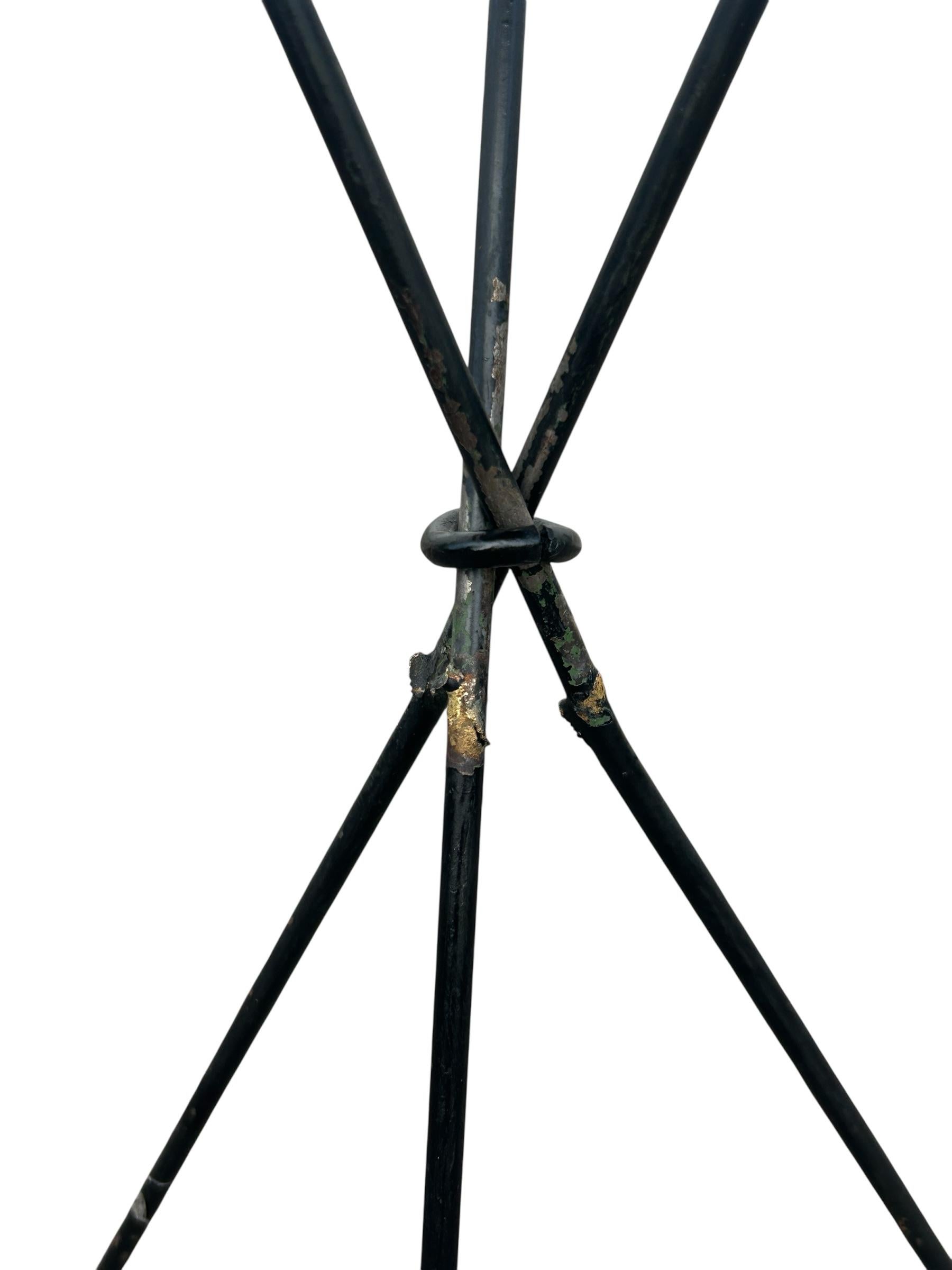 arrow side table from the 1950s In Good Condition For Sale In Brooklyn, NY