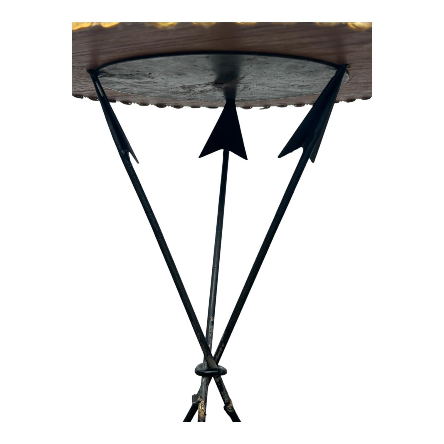 Metal arrow side table from the 1950s For Sale