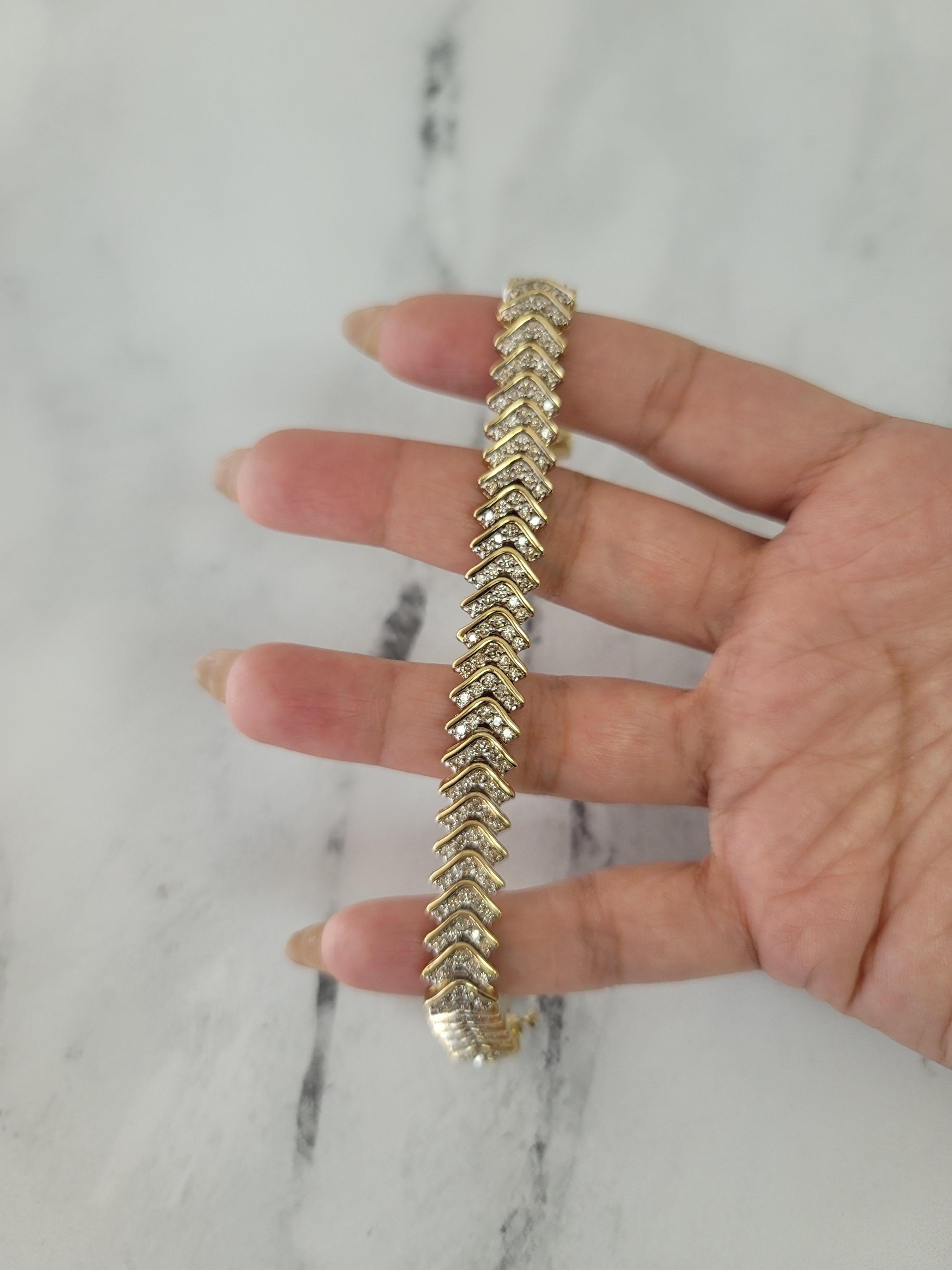 Round Cut Arrow Style Diamond Bracelet 4.25cttw 14k Yellow Gold For Sale