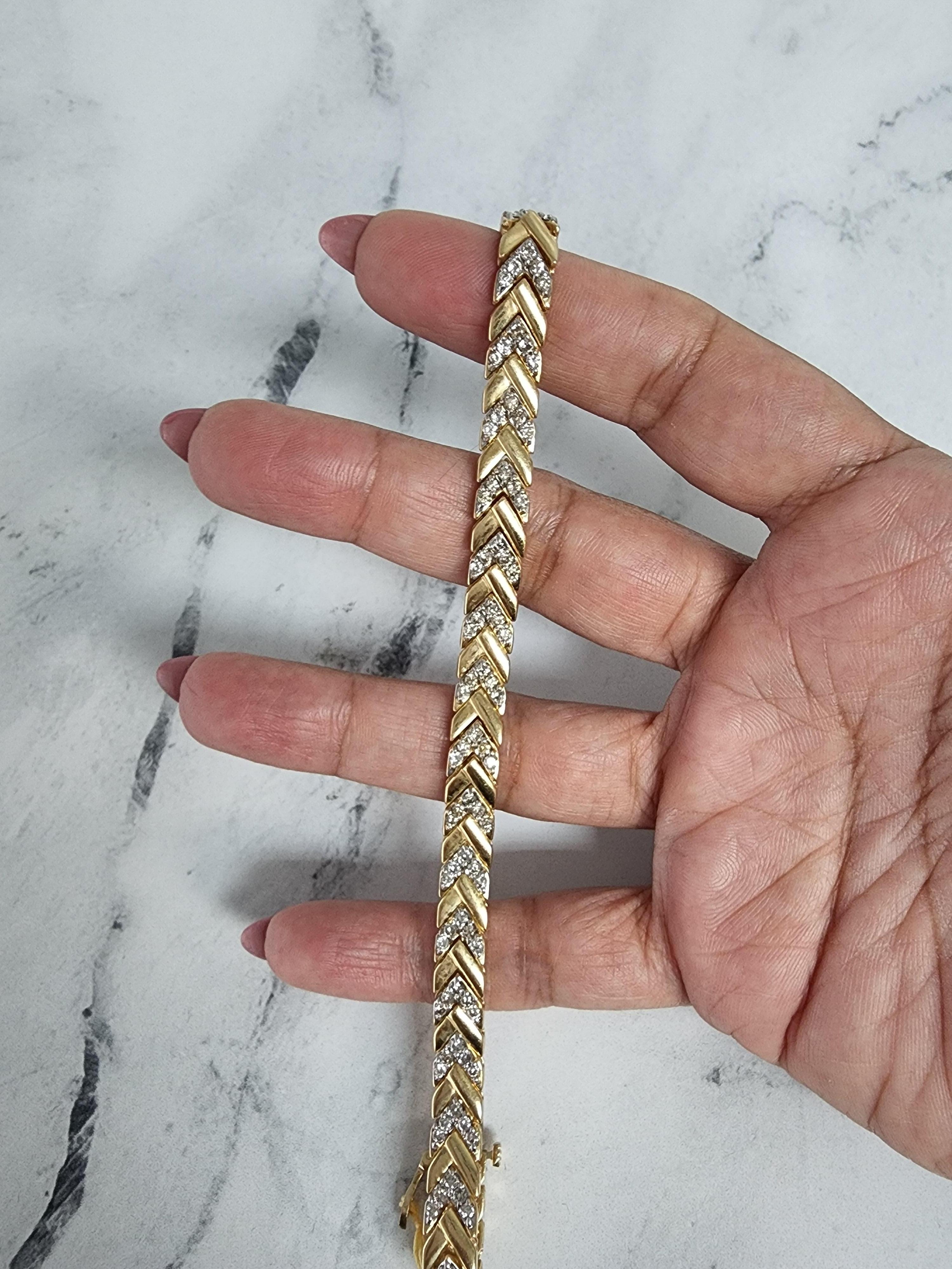 Round Cut Arrow Style Diamond Polished Bracelet 2.60cttw 14k Yellow Gold For Sale