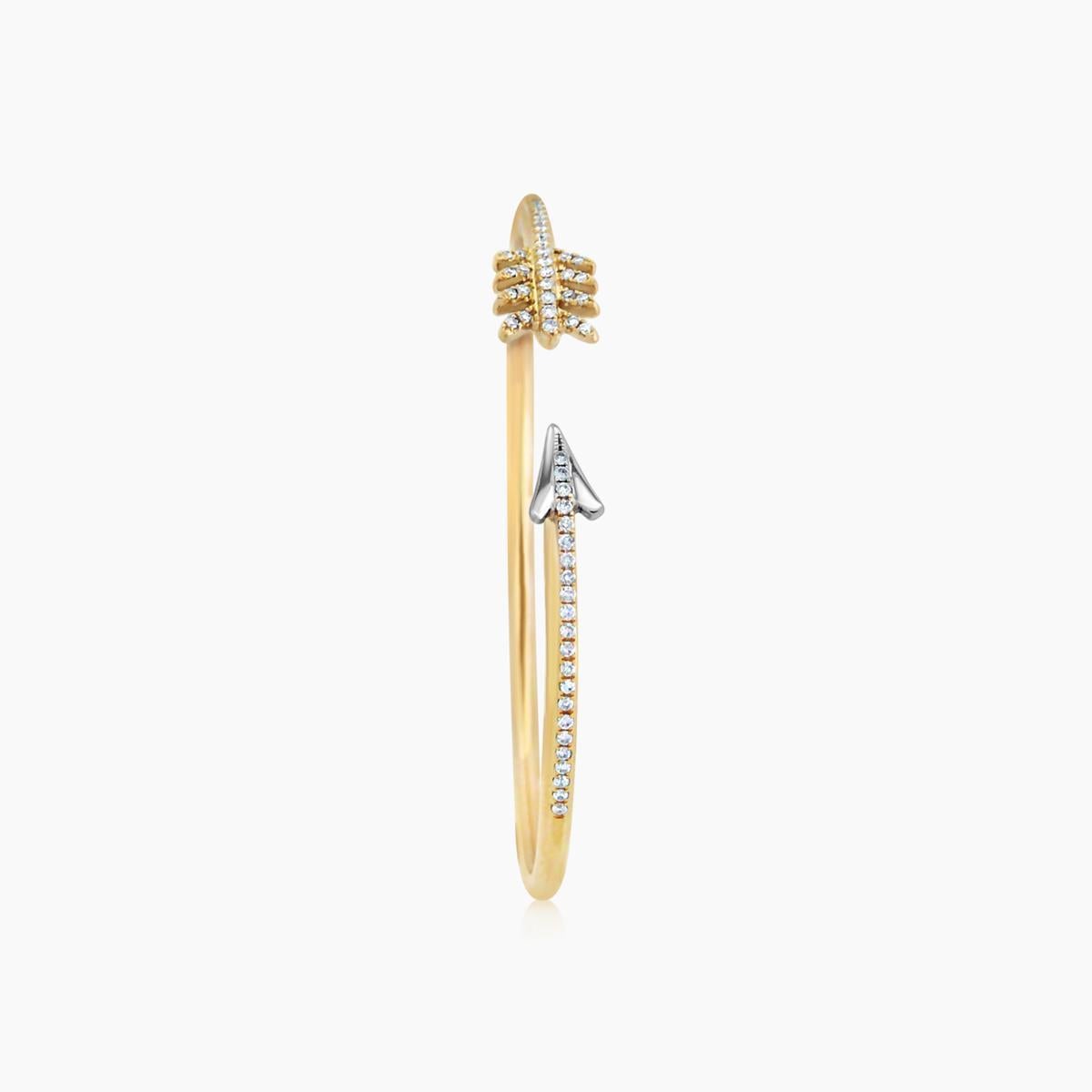 Bracciale Arrow Symbol White Diamond in oro giallo e bianco 18K In condizioni Nuovo in vendita a Oakton, VA
