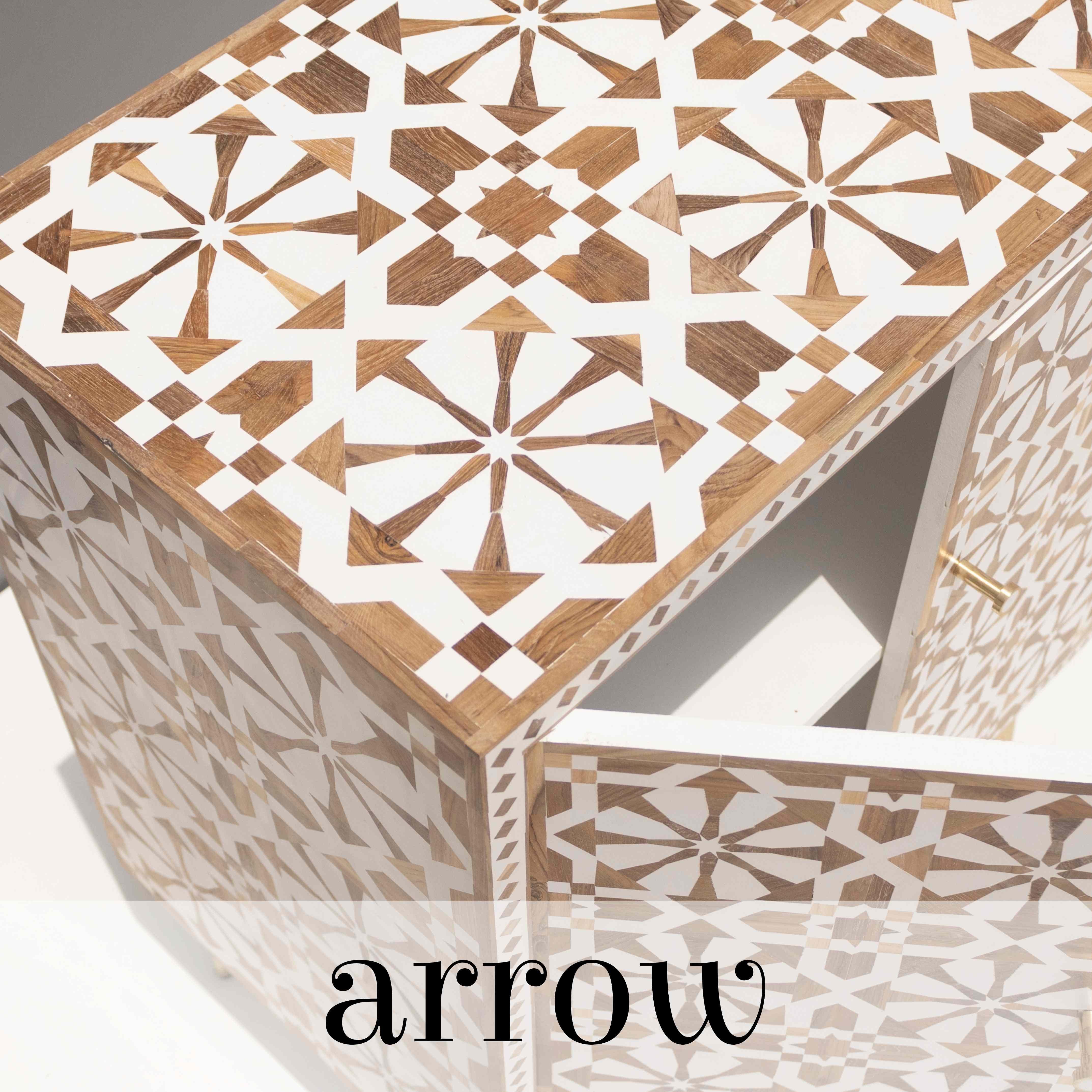 Mid-Century moderno Armadietto con intarsi in Wood Arrow in vendita