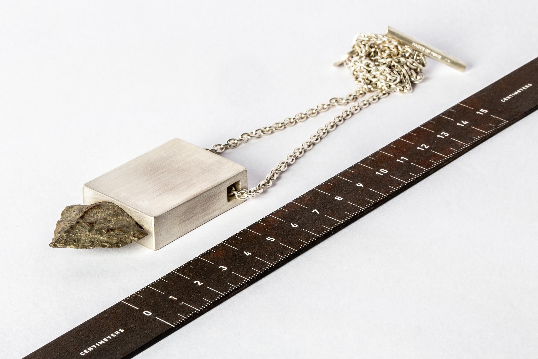 Arrowhead Amulet Cuboid Necklace (MA+ARW) For Sale 6