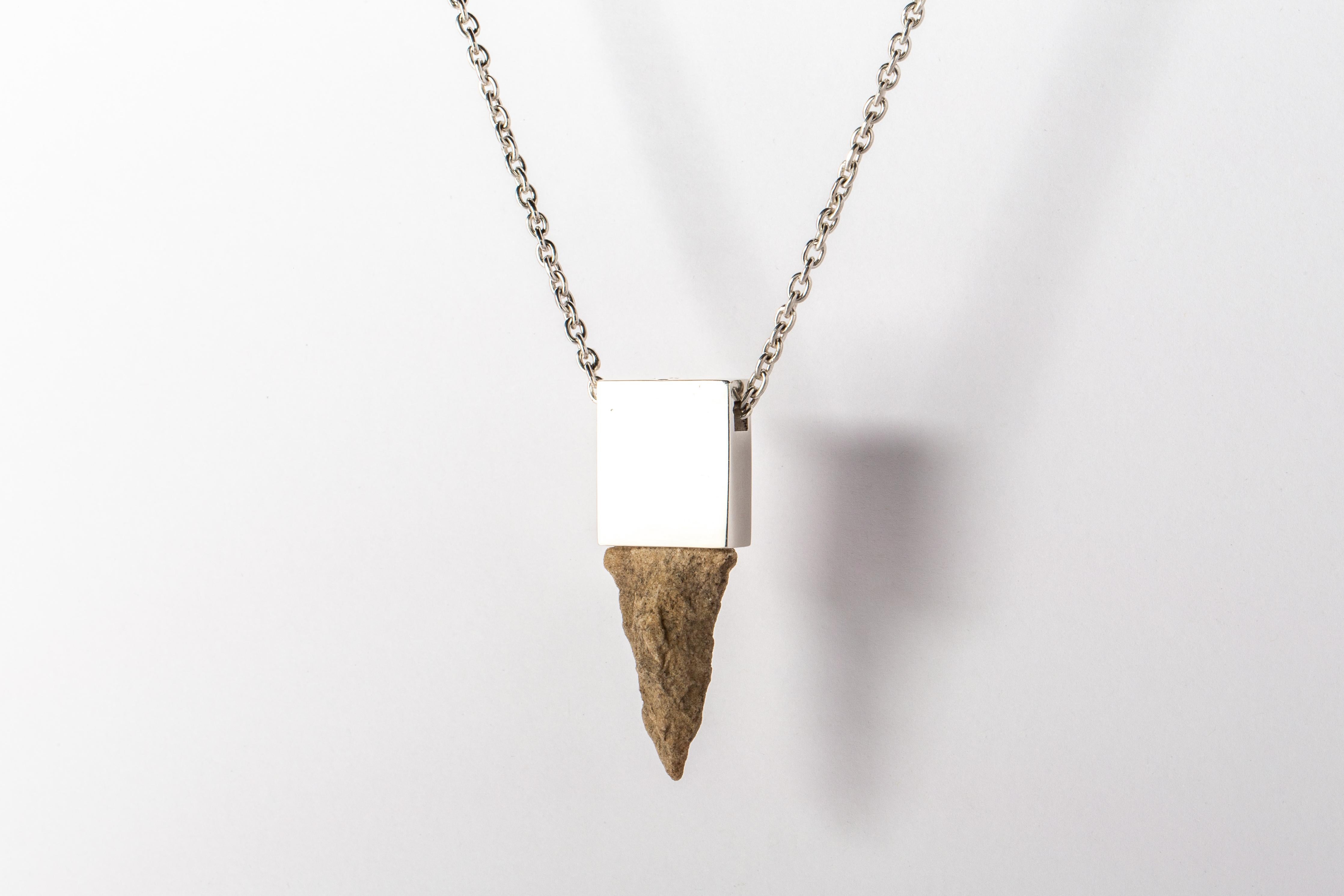 Necklace in the shape of cuboid made in polished sterling silver and a rough of arrowhead stone. It comes on 74 cm sterling silver chain.
These pieces are built using true arrowhead relics. Their wild history creates a depth and magic that is
