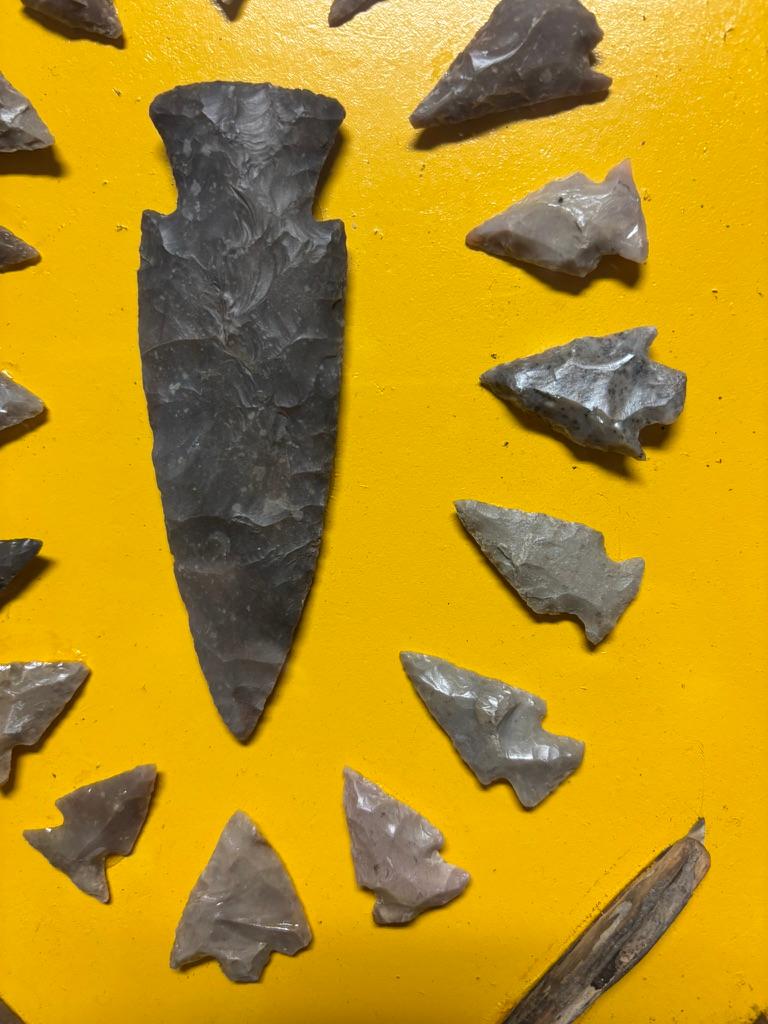 Sculpté à la main Arrowhead Collectional, Eastern Woodlands Indians Artifacts, Stone, Copper, Bone en vente