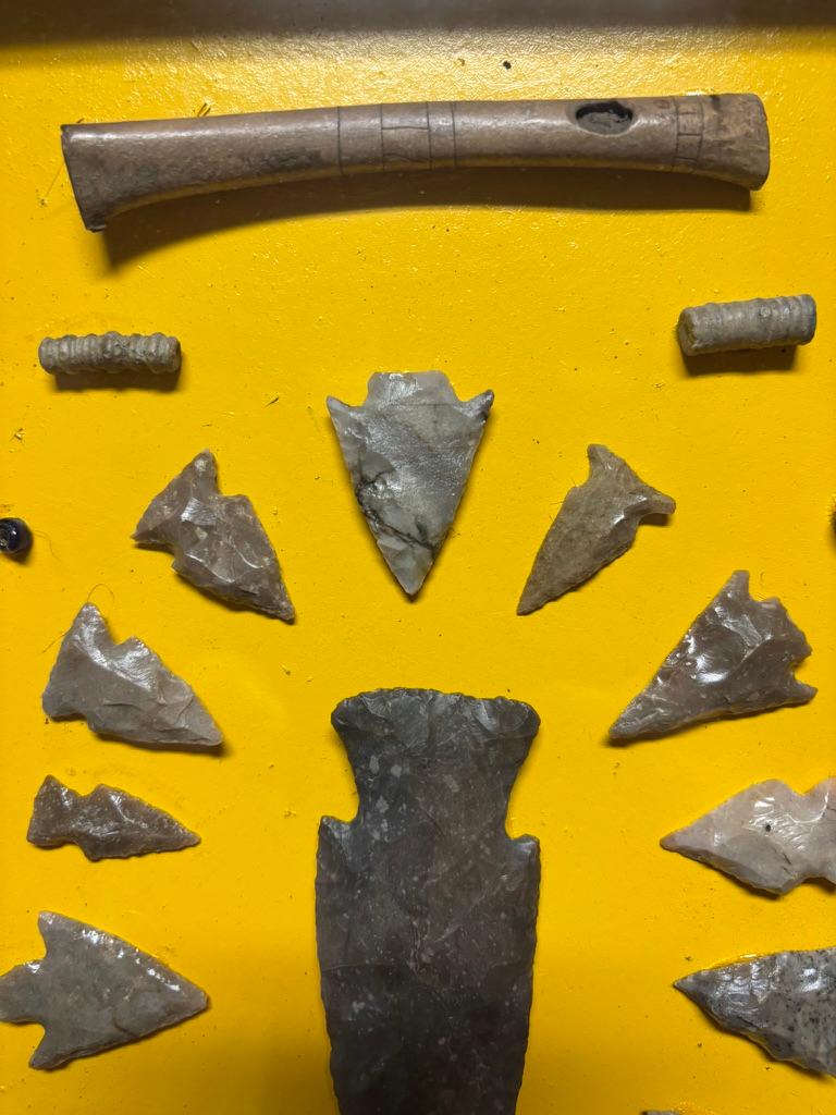 Arrowhead Collectional, Eastern Woodlands Indians Artifacts, Stone, Copper, Bone en vente 1