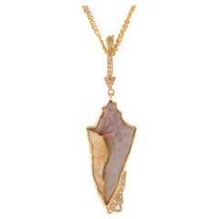 Arrowhead-Anhänger aus 20 Karat Gelbgold mit 16,30 Karat Achat und Diamanten