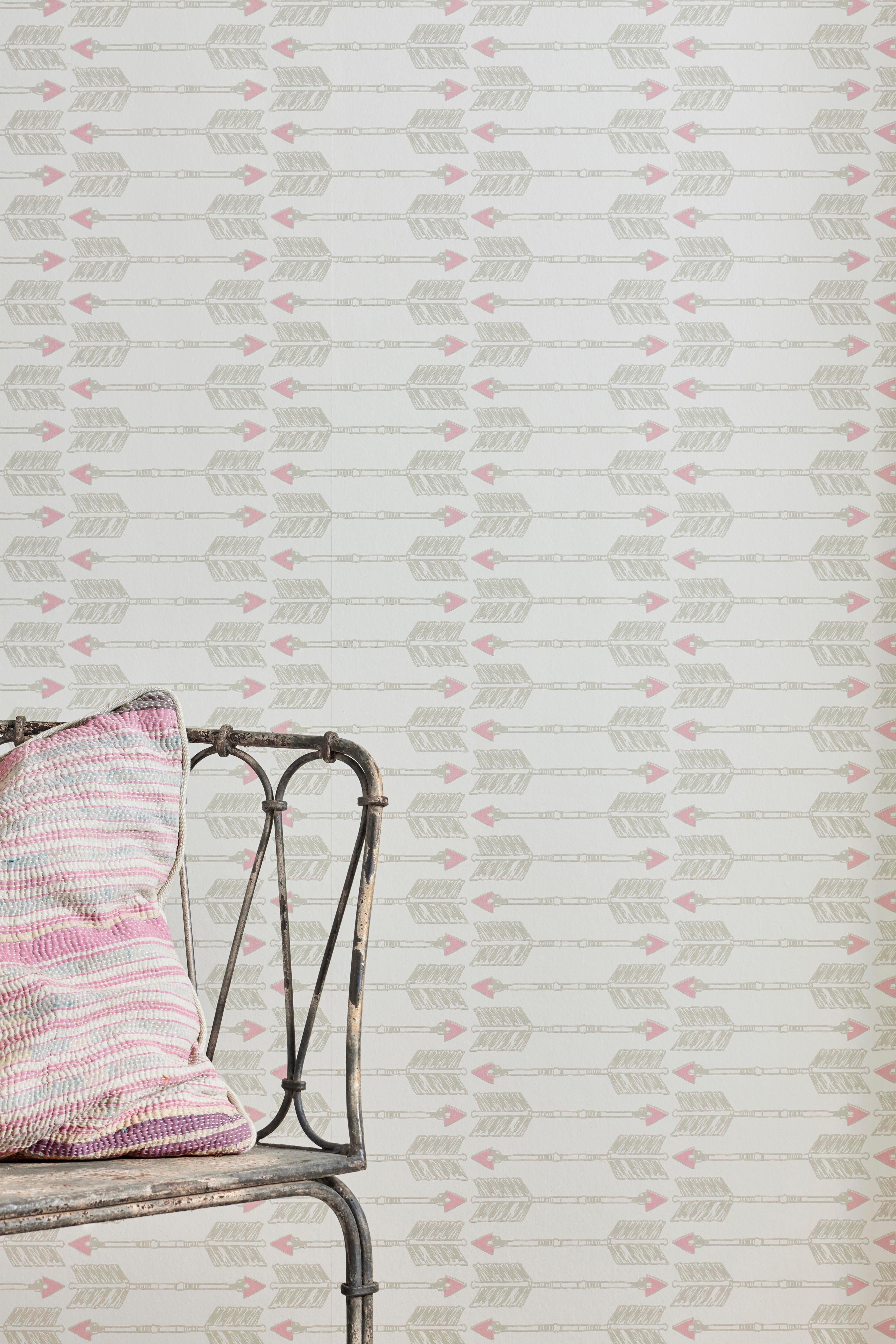 'Arrows' Contemporary, Traditional Wallpaper in Blush (Britisch) im Angebot