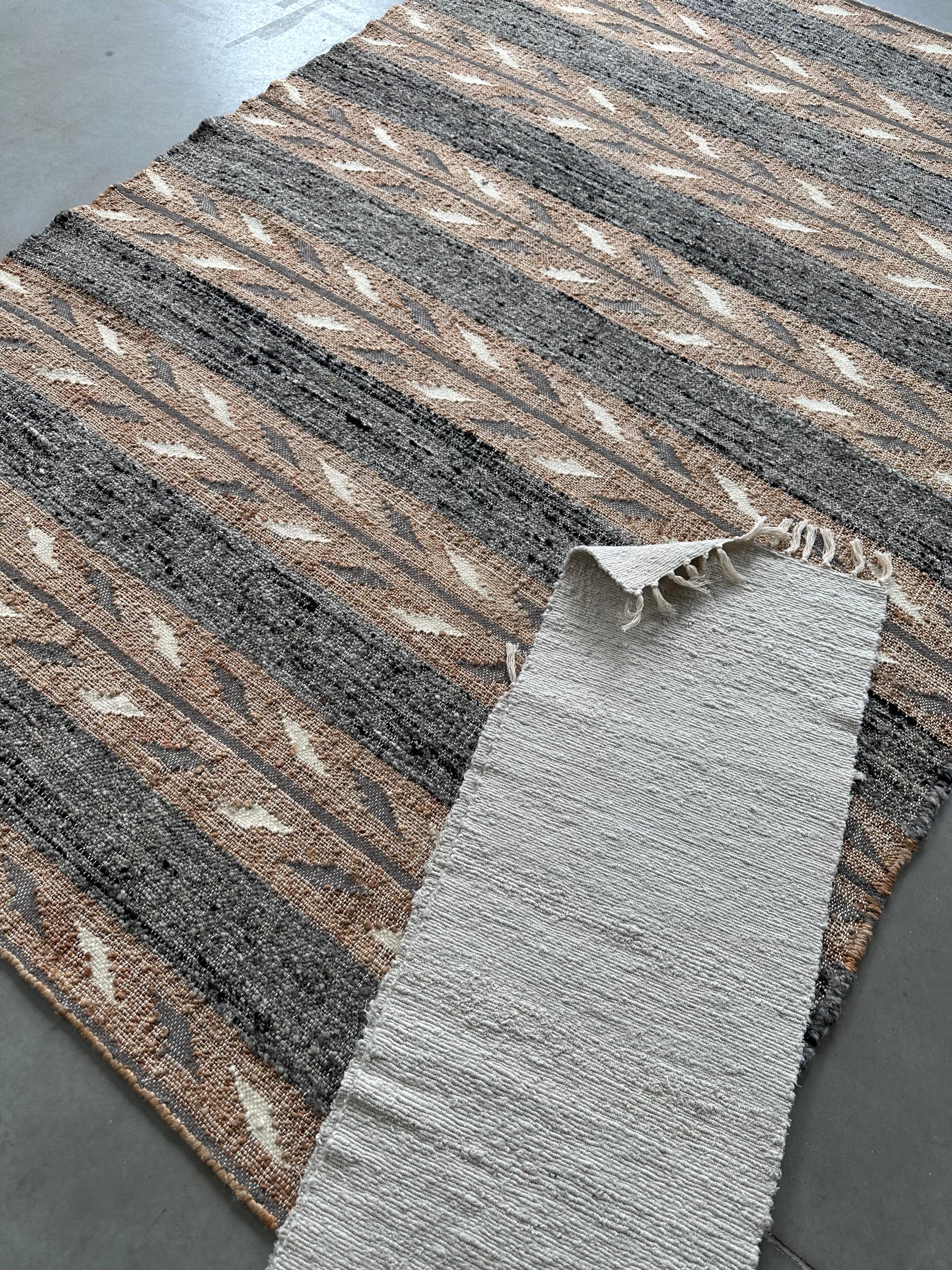 Tappeto indiano Arrow intrecciato a mano in tonalità naturali di pura lana, iuta e cotone in vendita 8