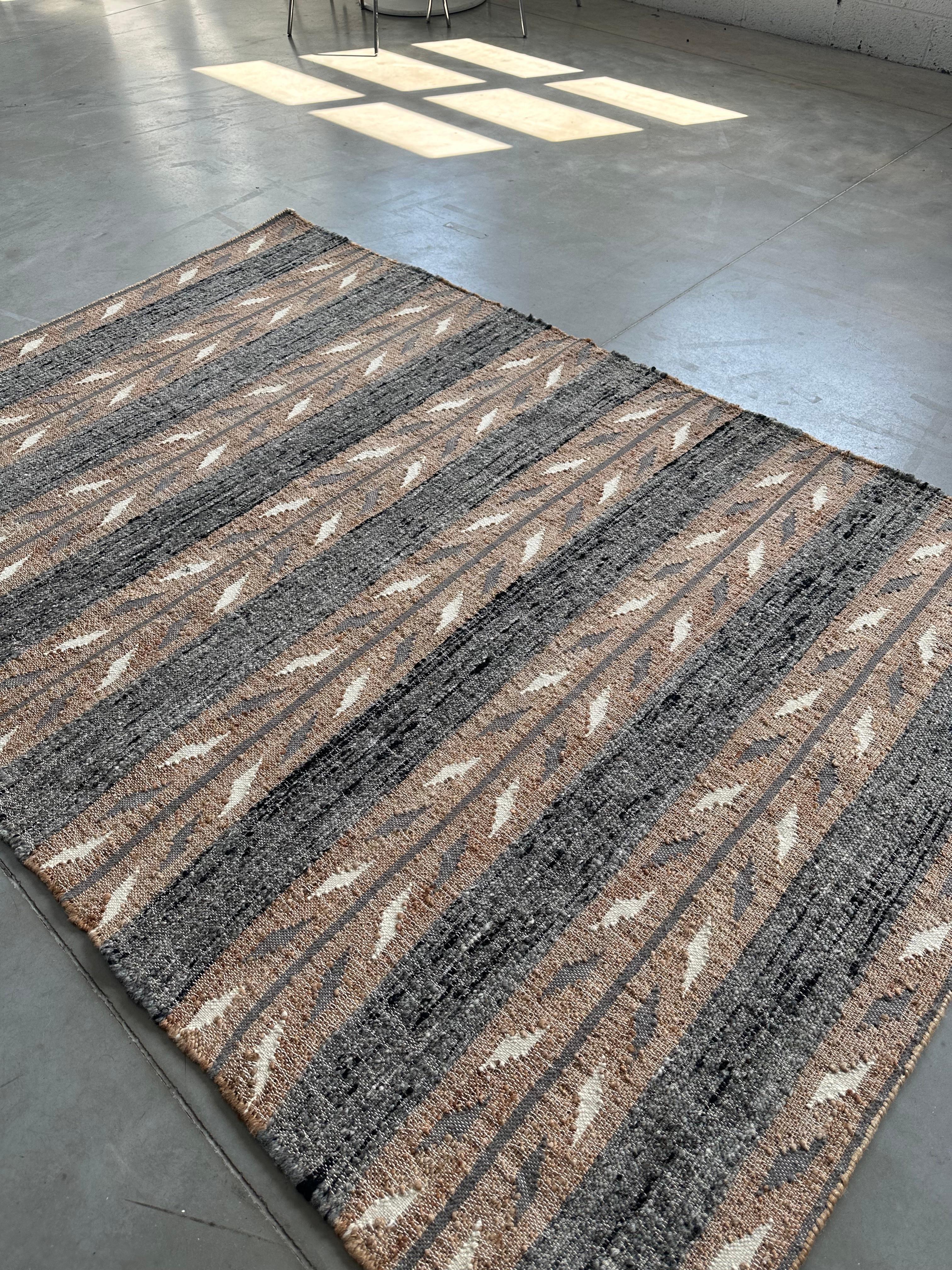 Tappeto indiano Arrow intrecciato a mano in tonalità naturali di pura lana, iuta e cotone in vendita 9