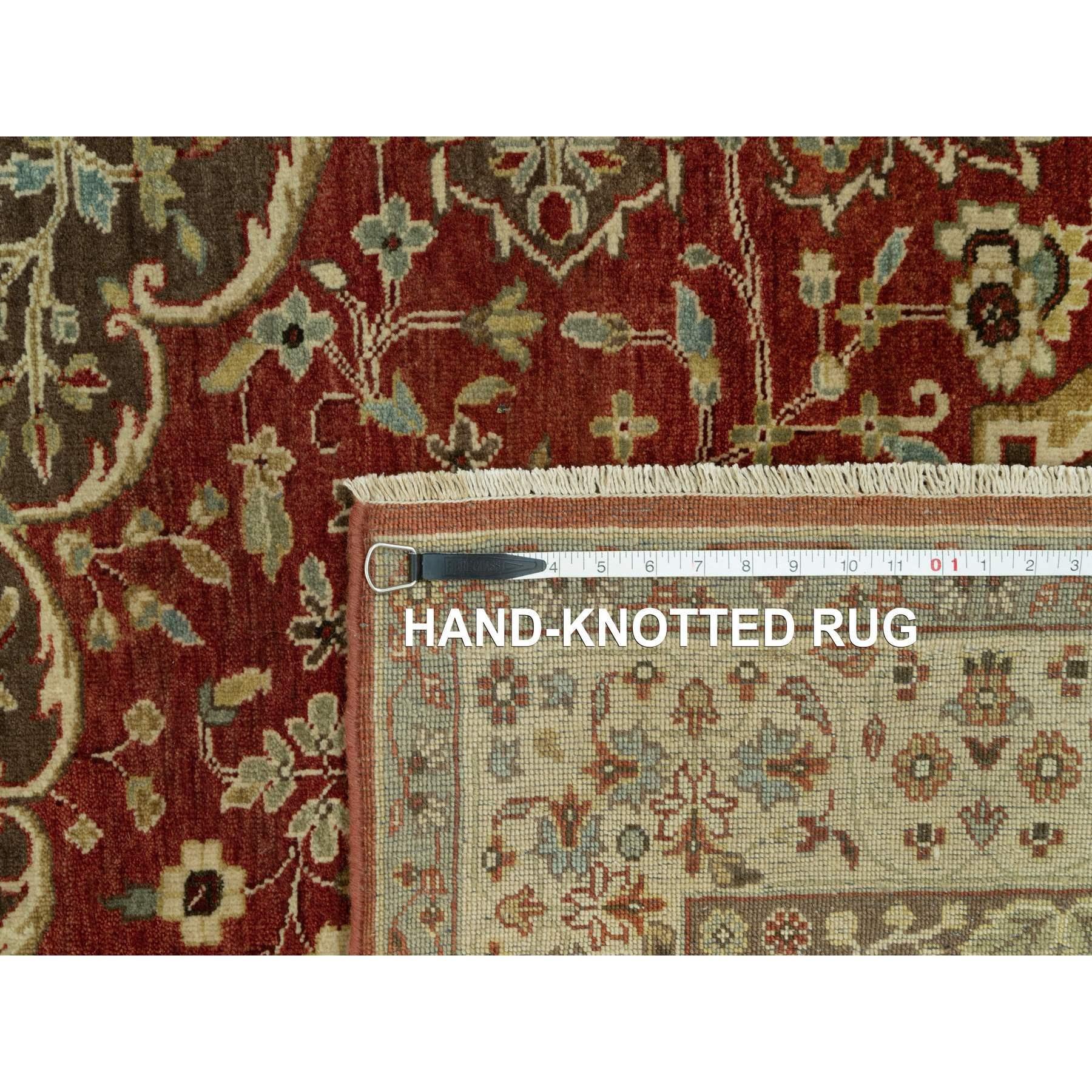 Tapis rouge Arroyo Tabriz Haji Jalili Design en laine douce nouée à la main 9'2