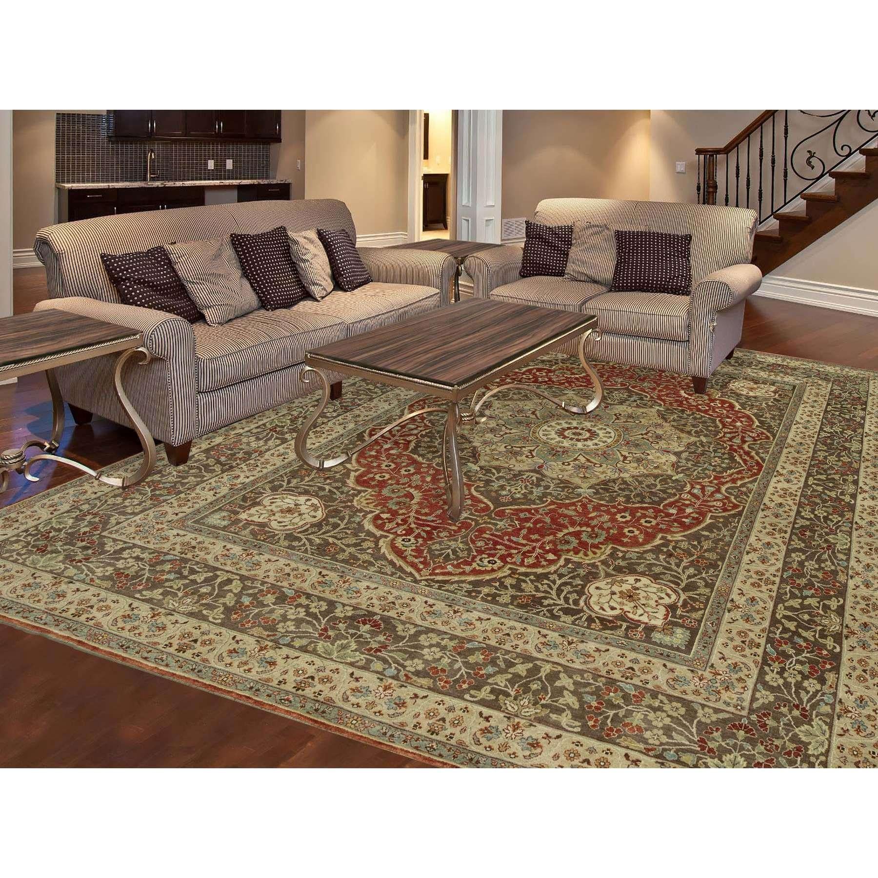 Ce fabuleux tapis noué à la main a été créé et conçu pour une résistance et une durabilité accrues. Ce tapis a été fabriqué à la main pendant des semaines selon la méthode traditionnelle qui est utilisée pour faire des
Taille exacte du tapis en