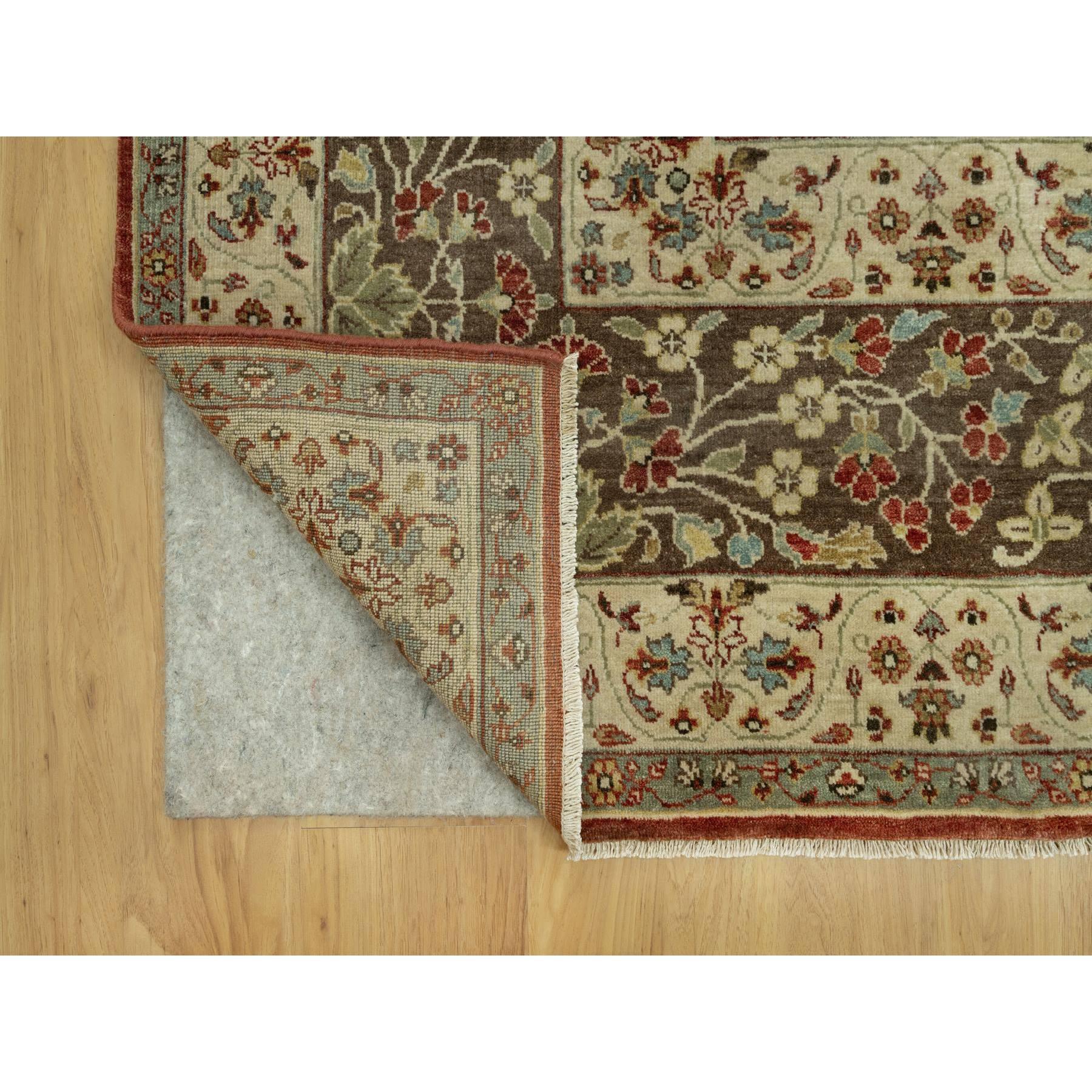 Tapis rouge Arroyo Tabriz Haji Jalili Design en laine douce nouée à la main 9'2