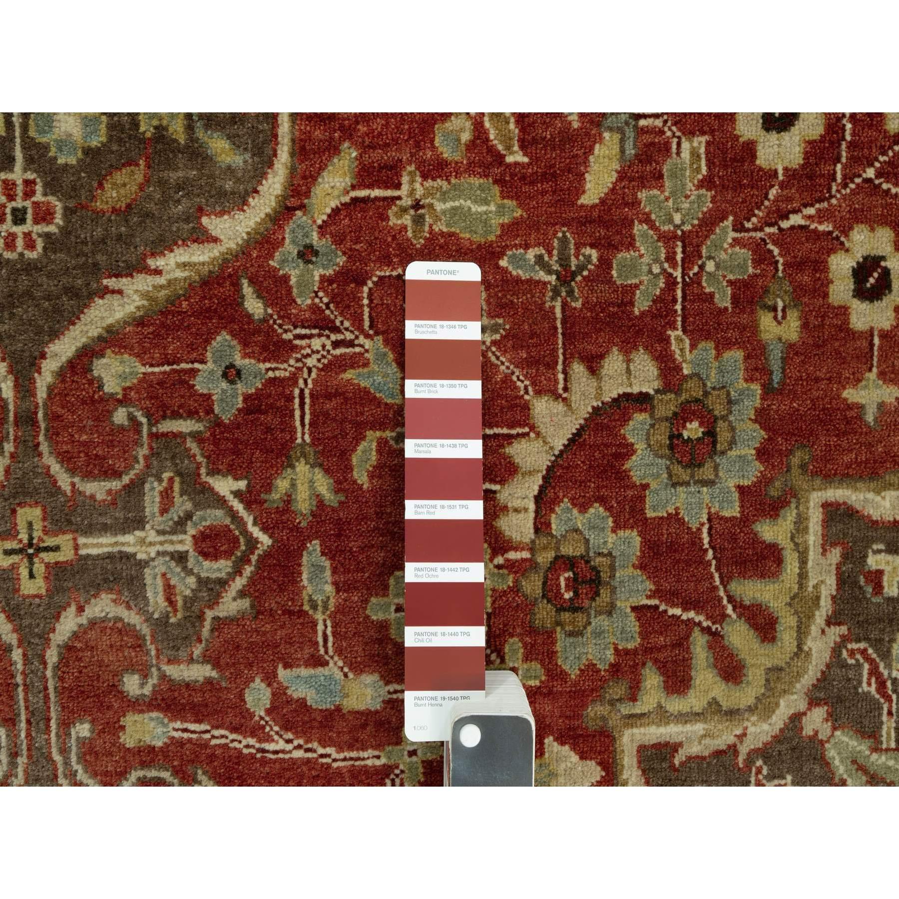 Tapis rouge Arroyo Tabriz Haji Jalili Design en laine douce nouée à la main 9'2