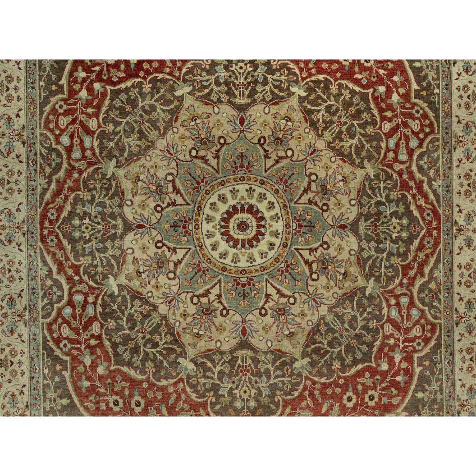 Tapis rouge Arroyo Tabriz Haji Jalili Design en laine douce nouée à la main 9'2