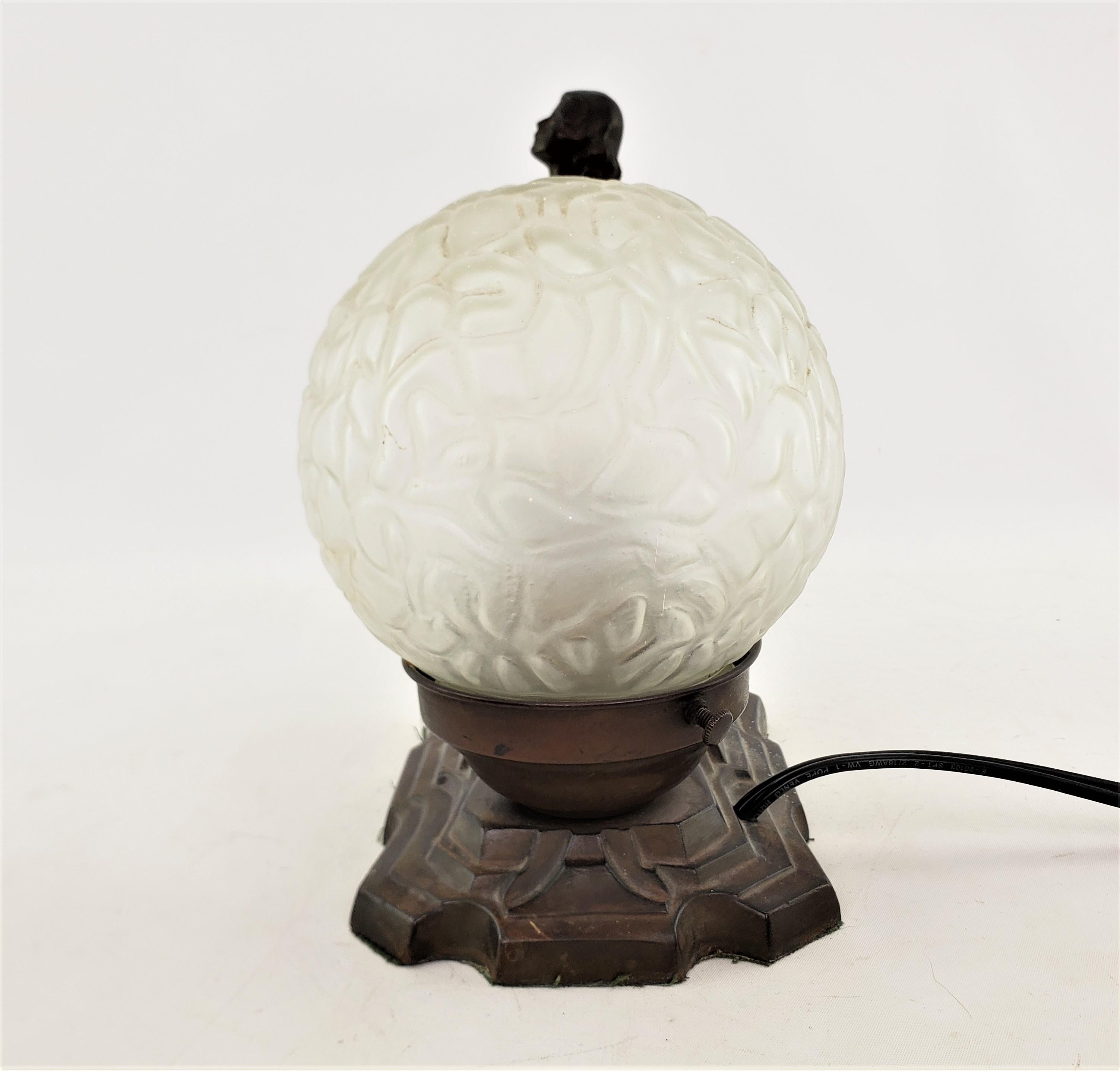 Lampe de table Art déco en fonte et bronze patiné avec femme vêtue et abat-jour d'origine en vente 3