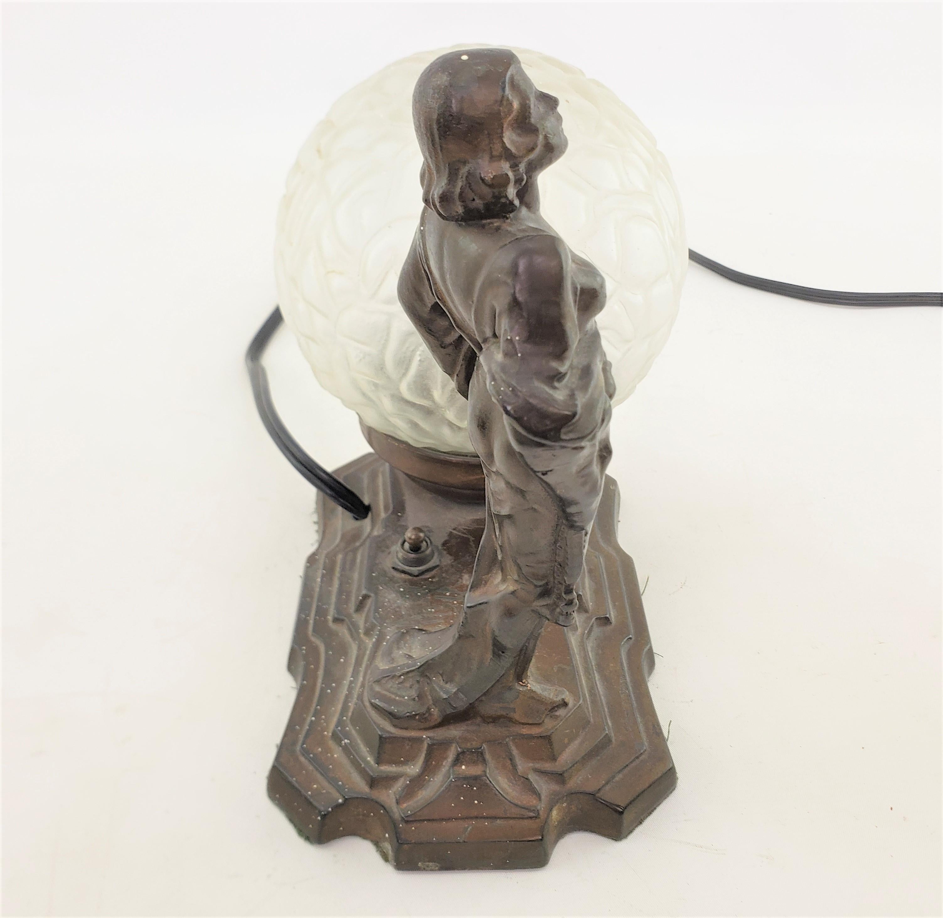 Patinierte Art-Déco-Tischlampe aus Guss und Bronzeguss mit geraffter Frau und originalem Schirm im Angebot 3