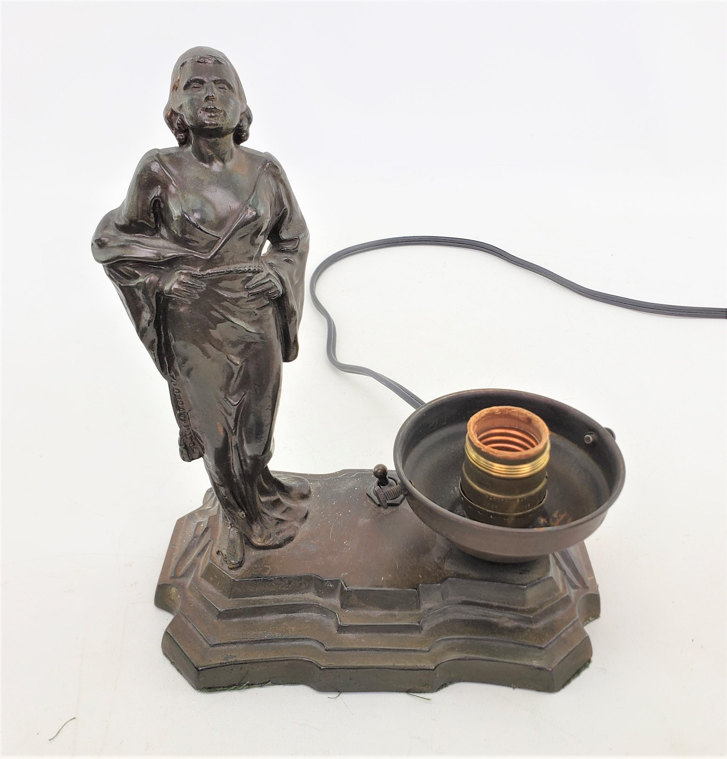 Lampe de table Art déco en fonte et bronze patiné avec femme vêtue et abat-jour d'origine en vente 5