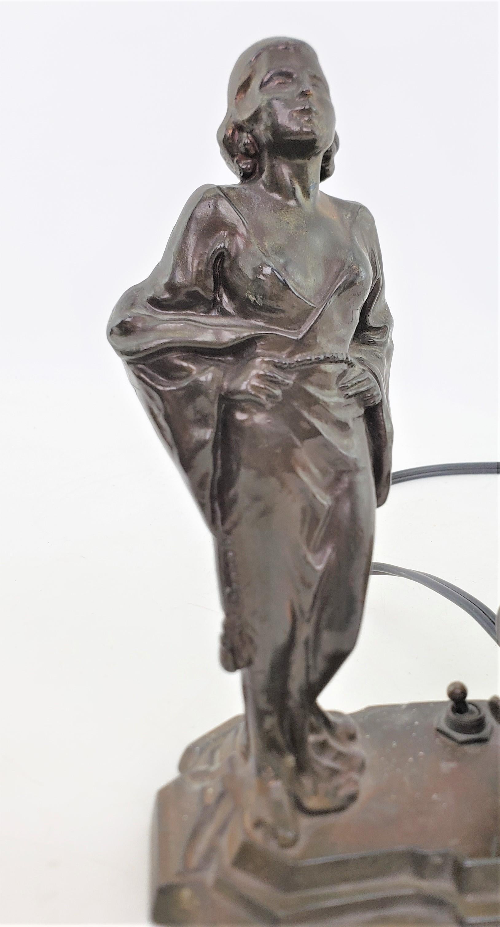 Patinierte Art-Déco-Tischlampe aus Guss und Bronzeguss mit geraffter Frau und originalem Schirm im Angebot 7