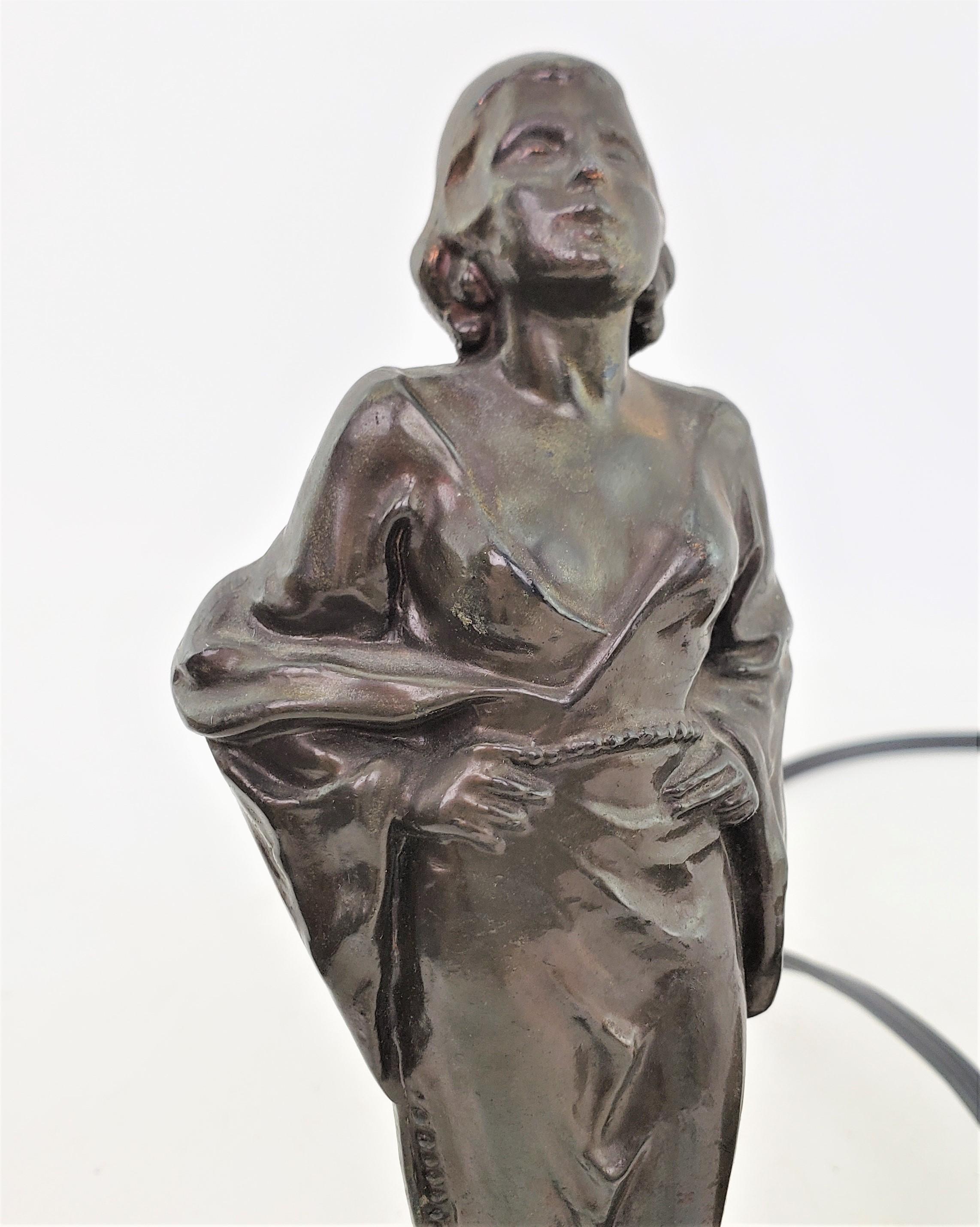 Lampe de table Art déco en fonte et bronze patiné avec femme vêtue et abat-jour d'origine en vente 9