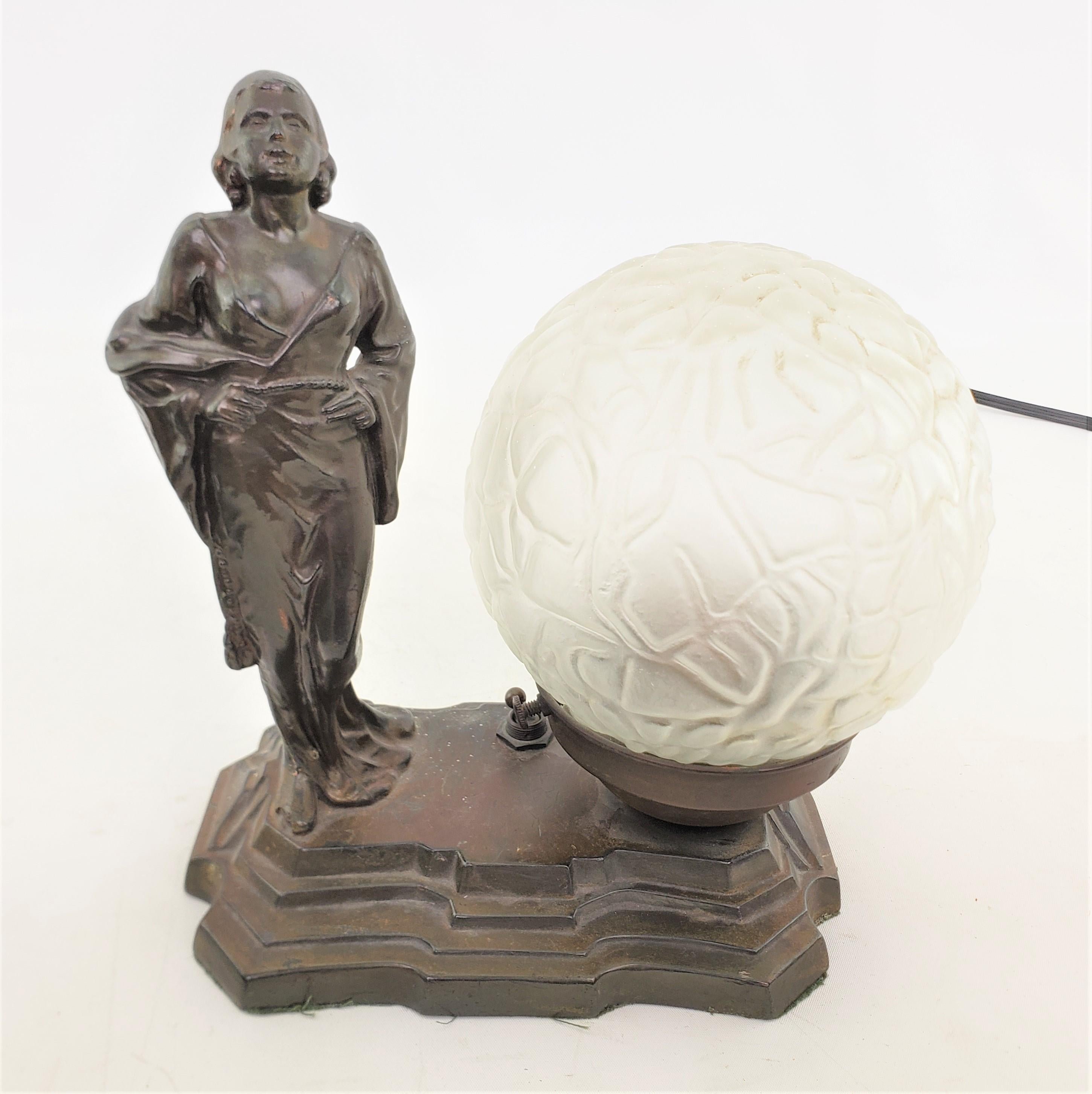 Patinierte Art-Déco-Tischlampe aus Guss und Bronzeguss mit geraffter Frau und originalem Schirm im Angebot 10