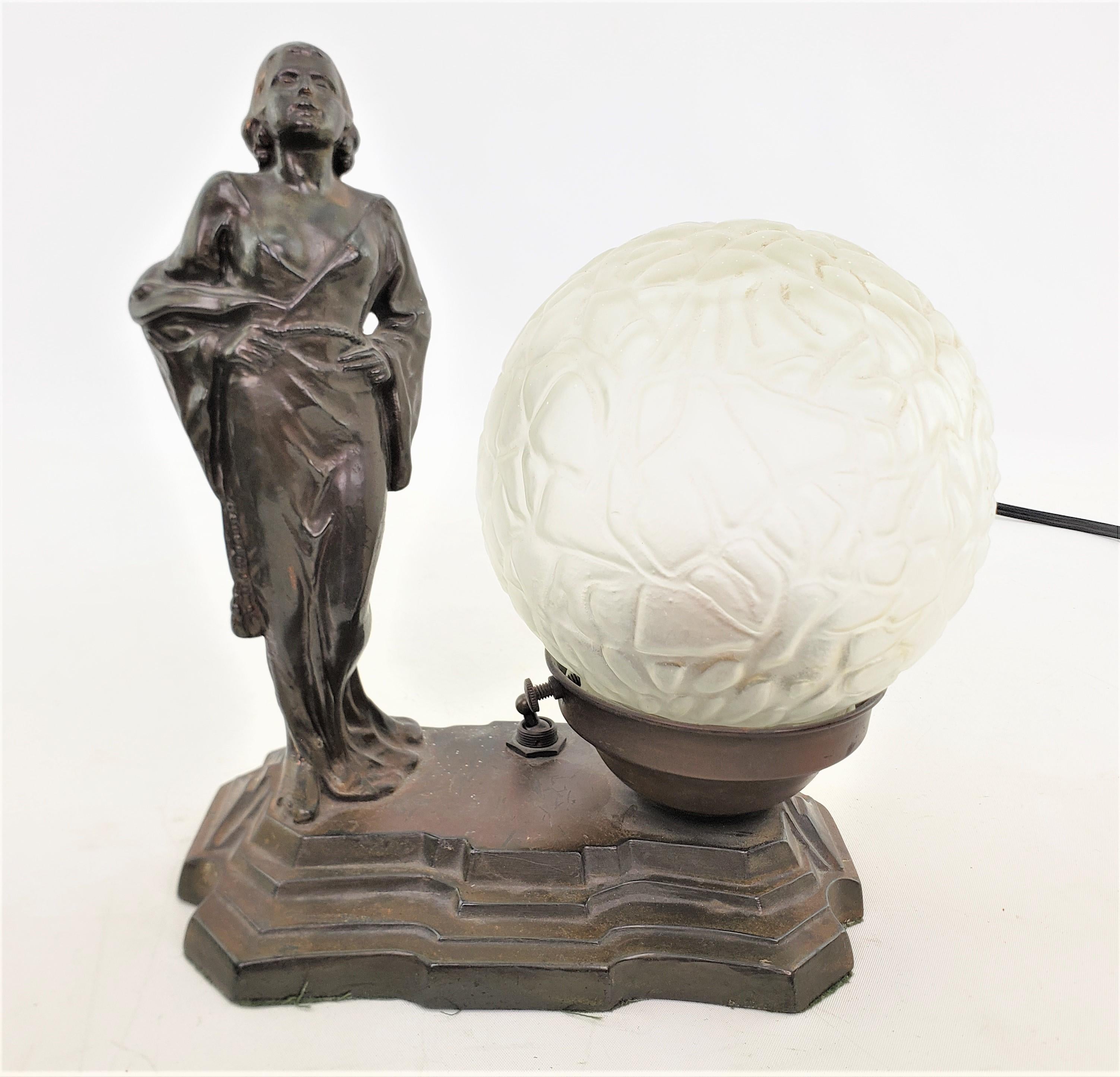 Patinierte Art-Déco-Tischlampe aus Guss und Bronzeguss mit geraffter Frau und originalem Schirm im Angebot 11