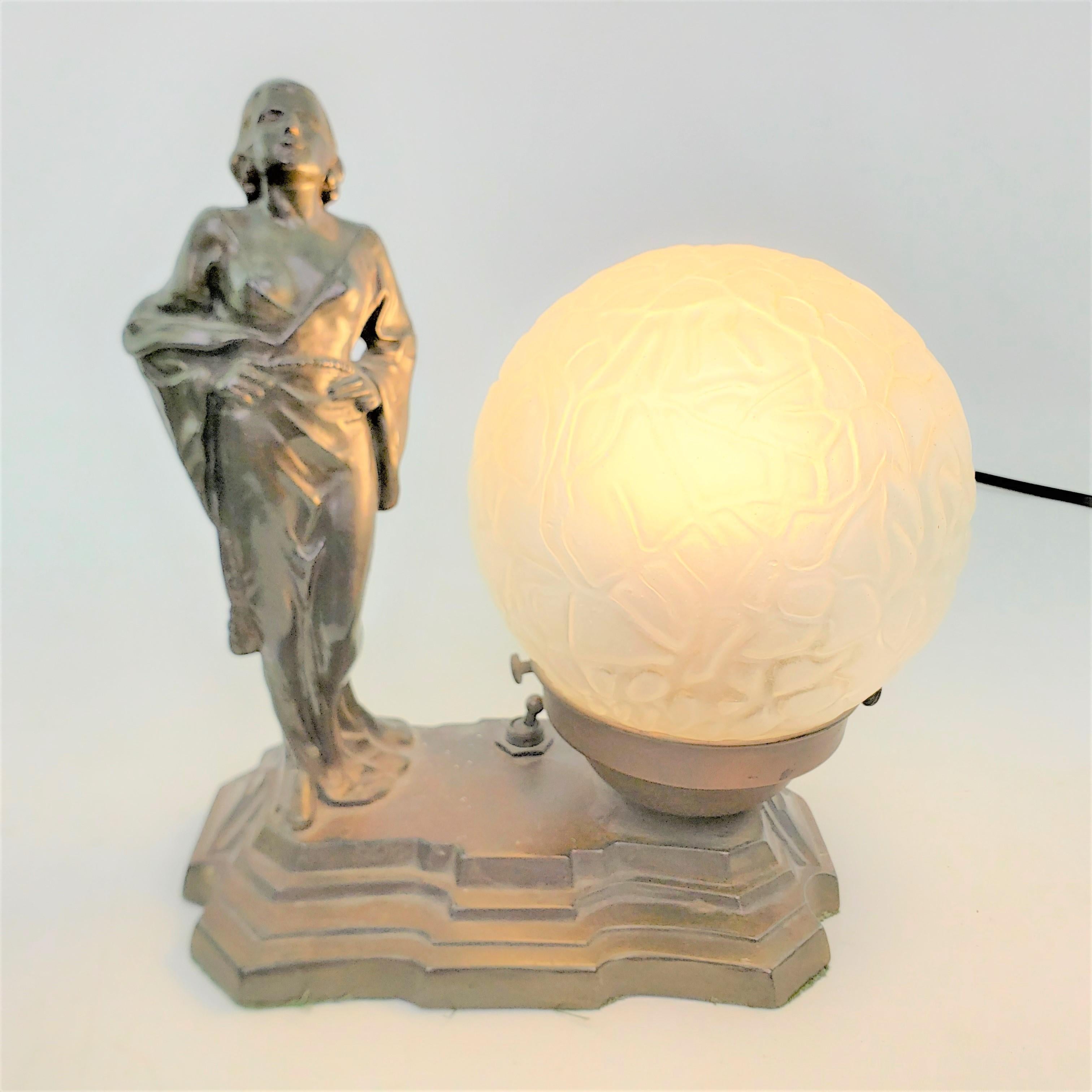 Patinierte Art-Déco-Tischlampe aus Guss und Bronzeguss mit geraffter Frau und originalem Schirm im Angebot 12