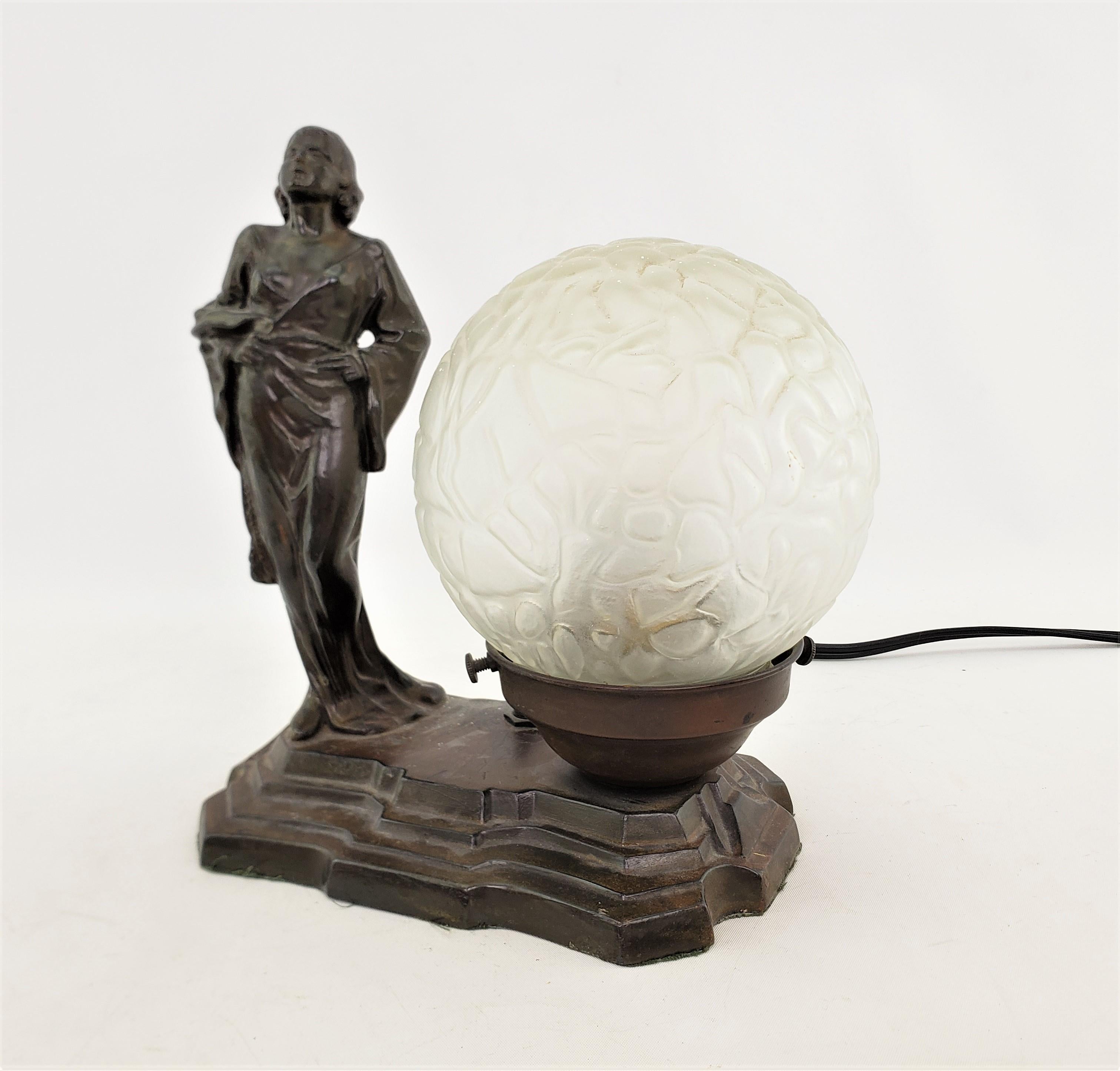 Patinierte Art-Déco-Tischlampe aus Guss und Bronzeguss mit geraffter Frau und originalem Schirm (Art déco) im Angebot